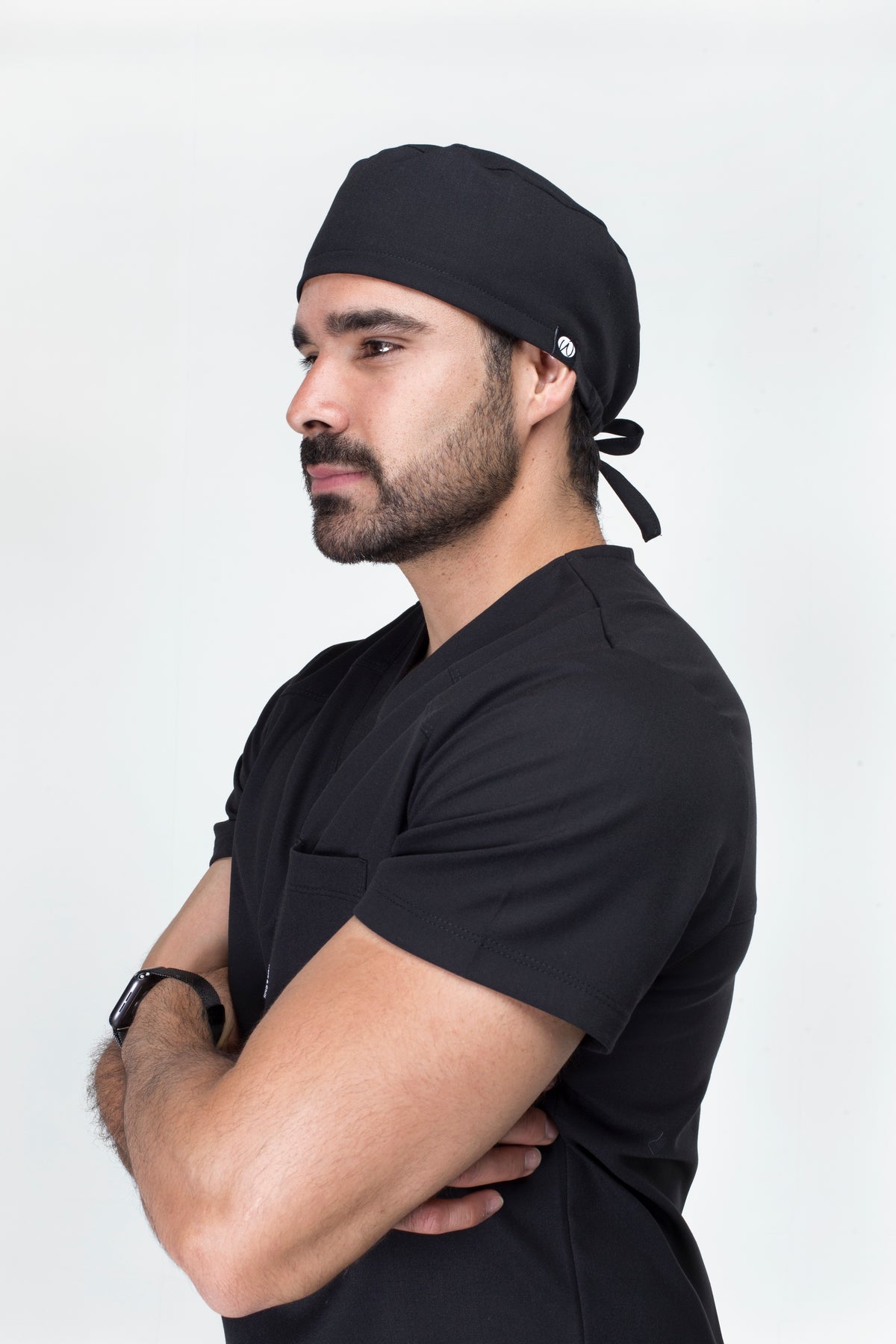 Hombre usando Gorro Quirúrgico Negro para Hombre de Work & Chill