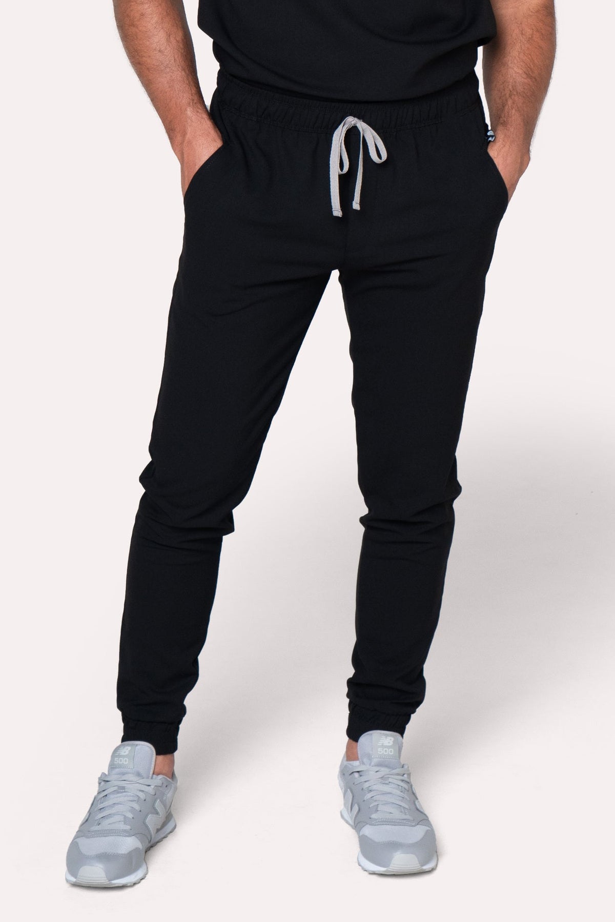 Hombre usando Pantalón Fresh Negro de Work & Chill