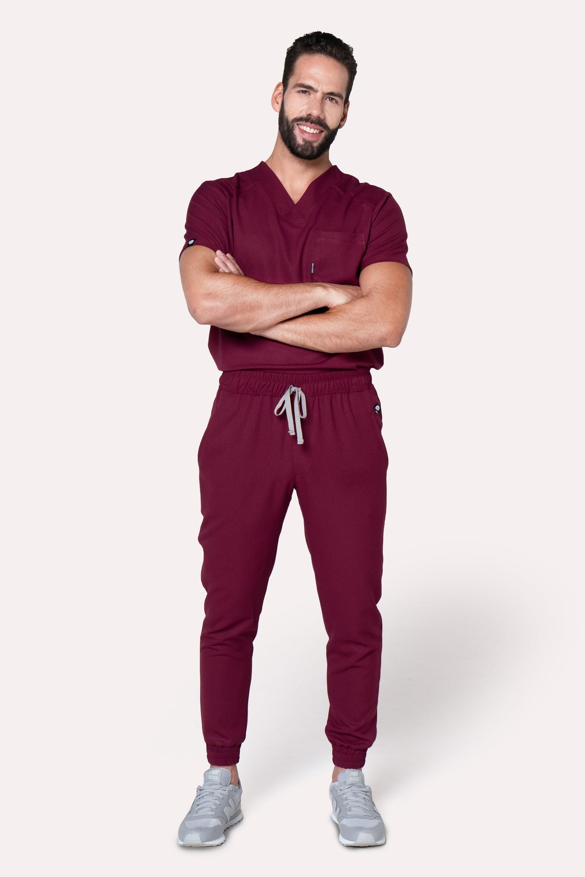 Modelo usando Pantalón Fresh Burgundy con Filipina Fresh