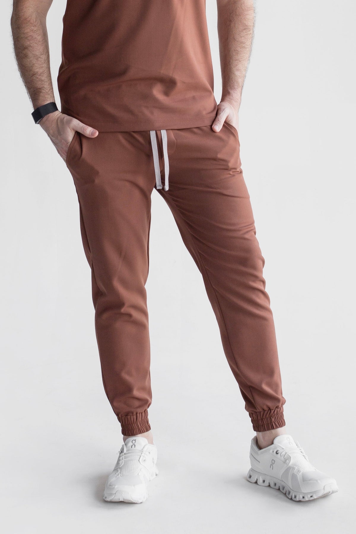 Hombre usando Pantalón Fresh Cocoa de Work & Chill
