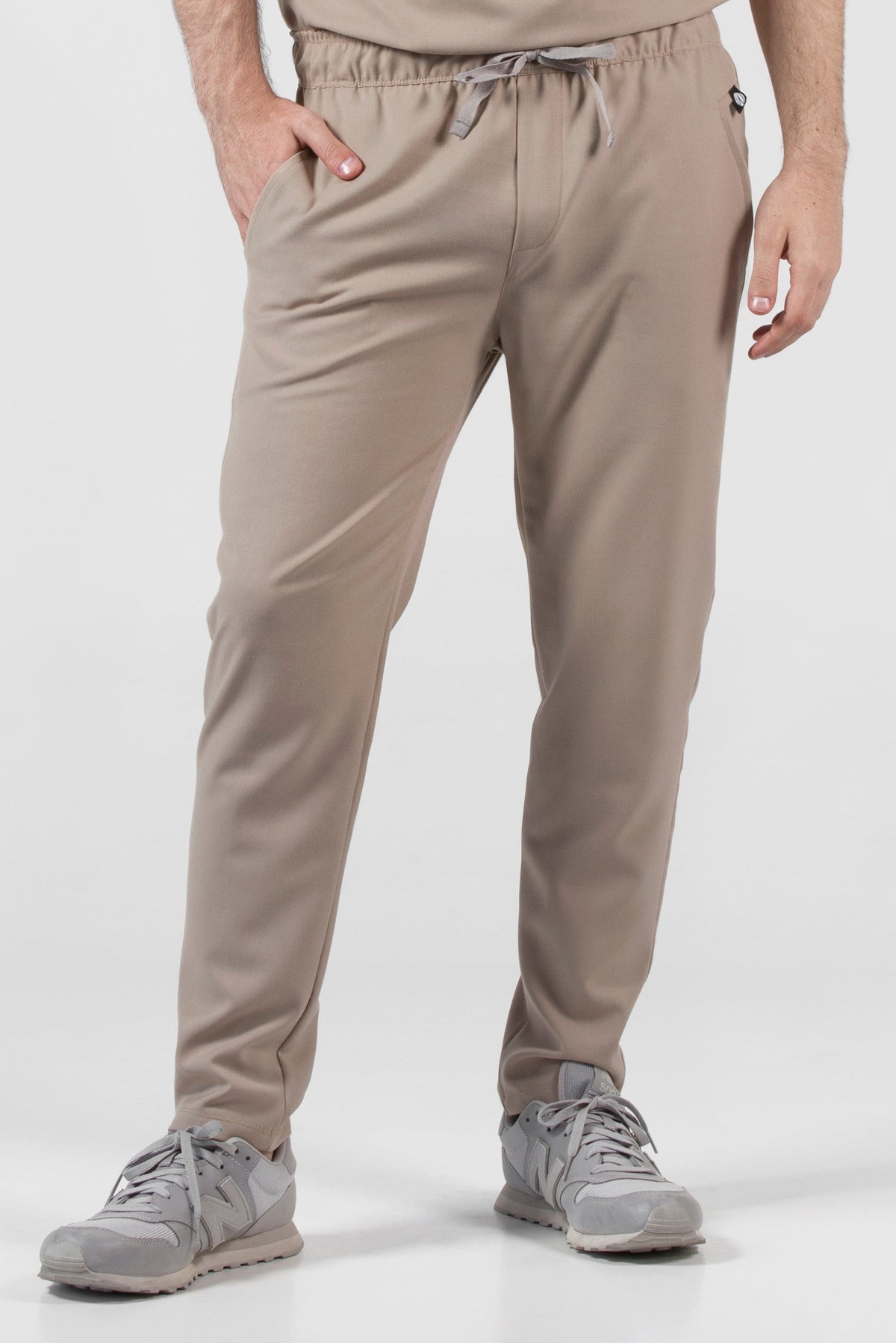 Hombre usando Pantalón Fresh Natural de Work & Chill