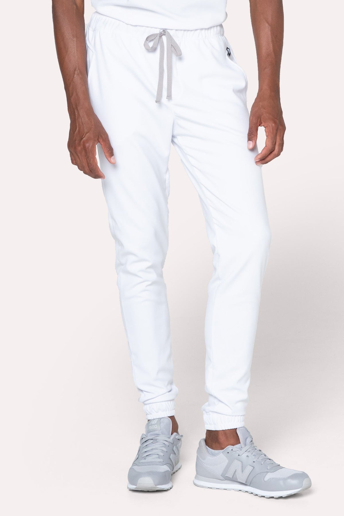 Hombre usando Pantalón Fresh Blanco de Work & Chill
