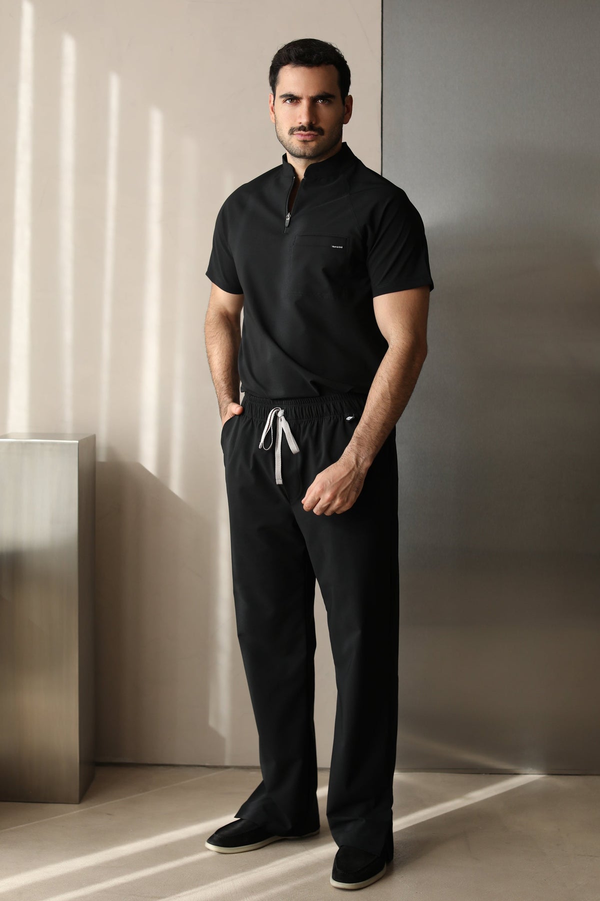 Vista frontal de cuerpo completo de un hombre usando Harry Negro W&C Shield™ pantalón con Harry Negro filipina.