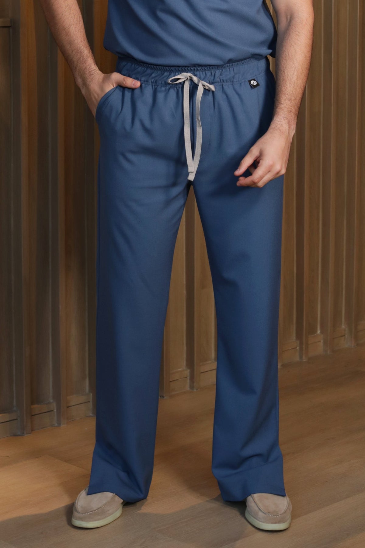 Hombre usando Pantalón Harry Índigo de Work & Chill