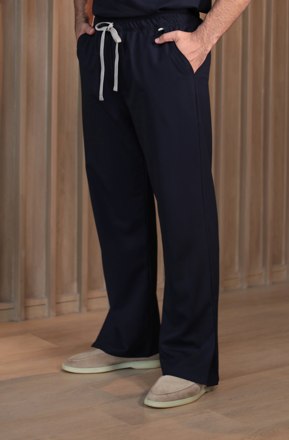 Hombre usando Pantalón Harry Navy de Work & Chill