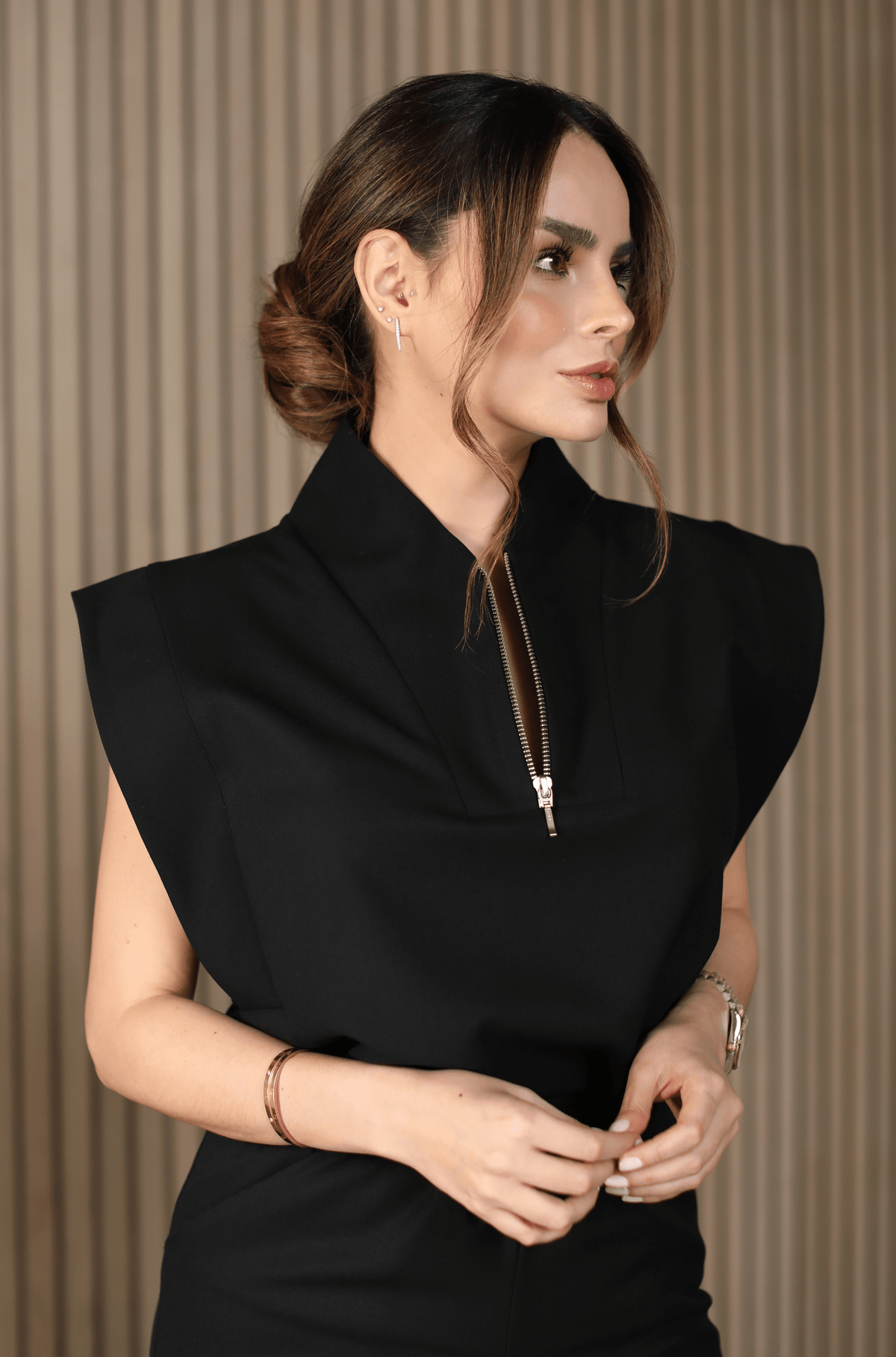 Mujer usando Filipina Kate Negro de Work & Chill