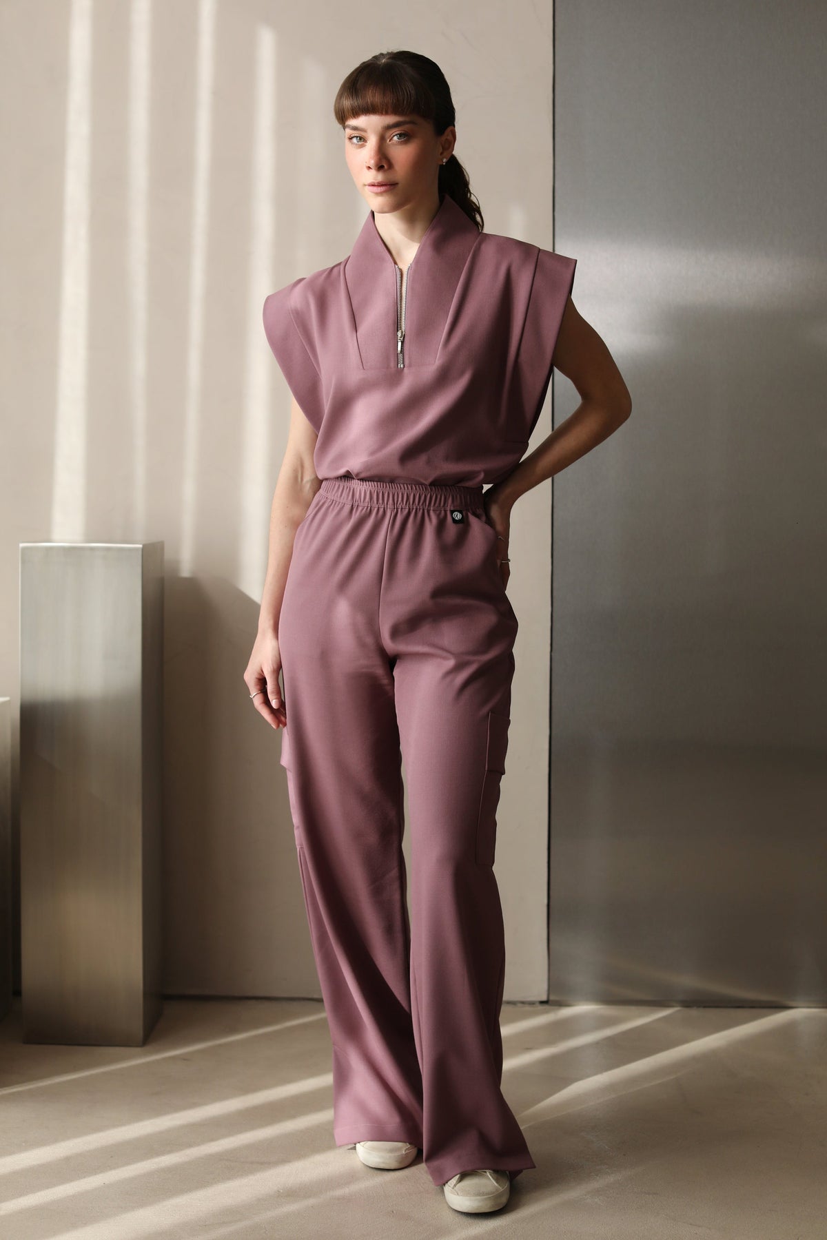 Mujer usando Pantalón Kate Mauve de Work & Chill