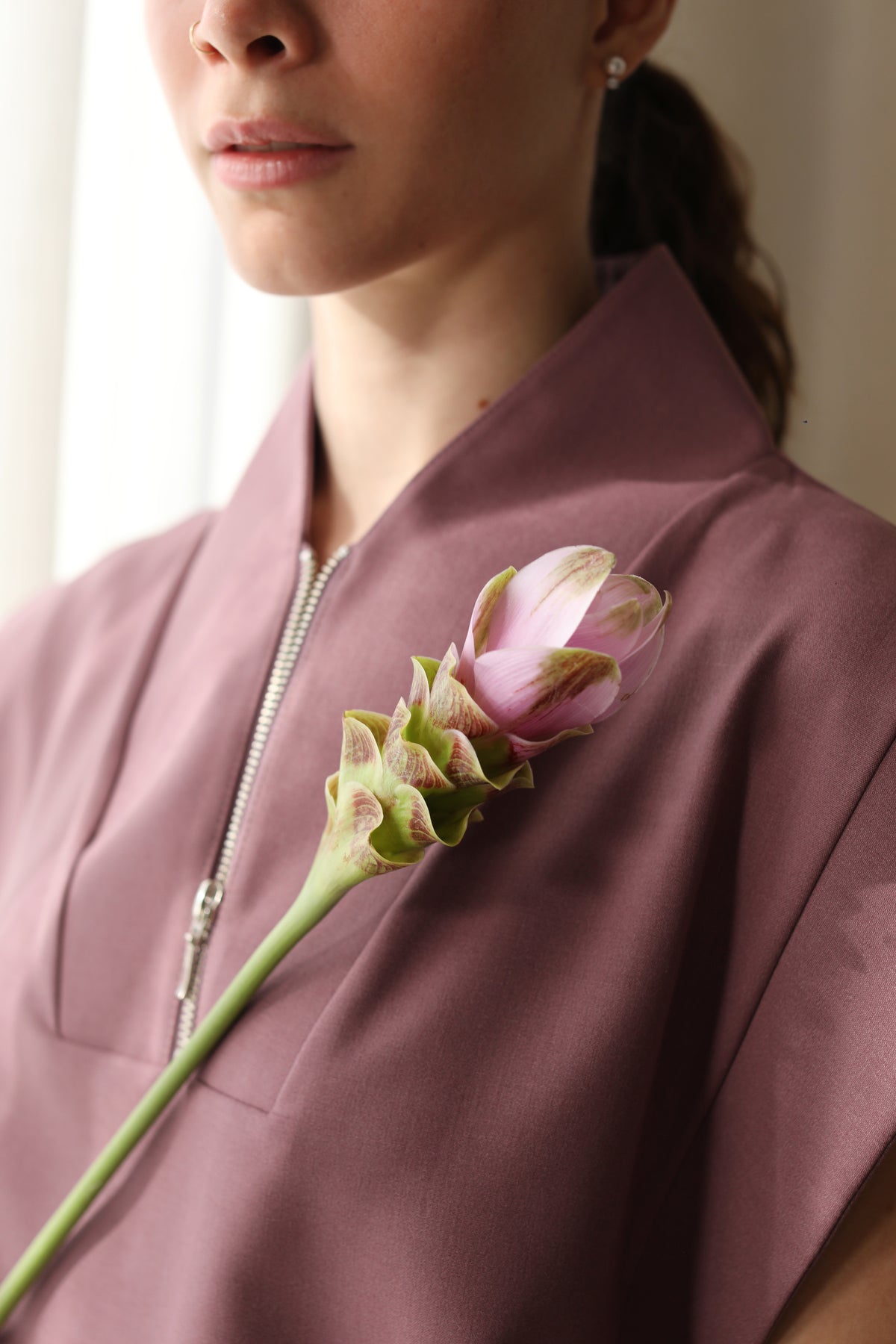 Detalle frontal de Filipina Kate Mauve con cuello con cierre