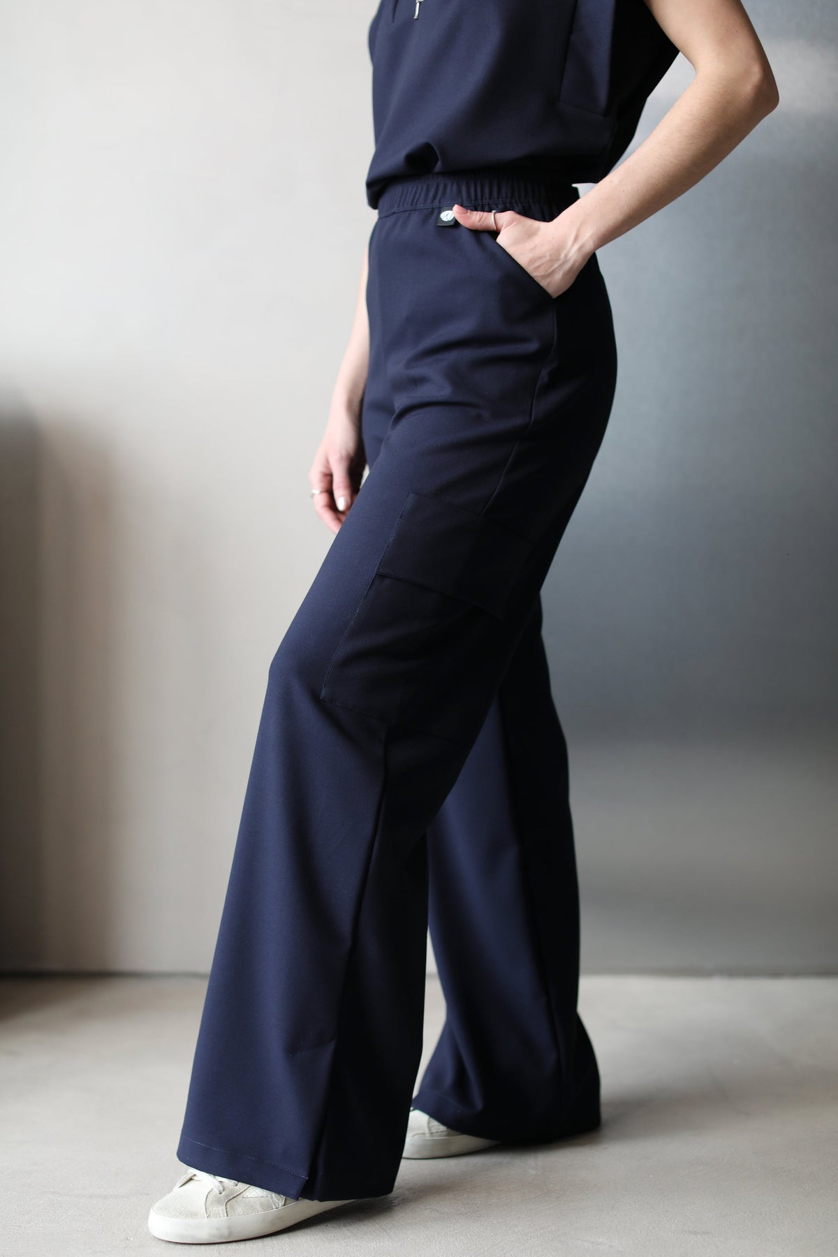 Vista lateral de Pantalón Kate Navy de Work & Chill