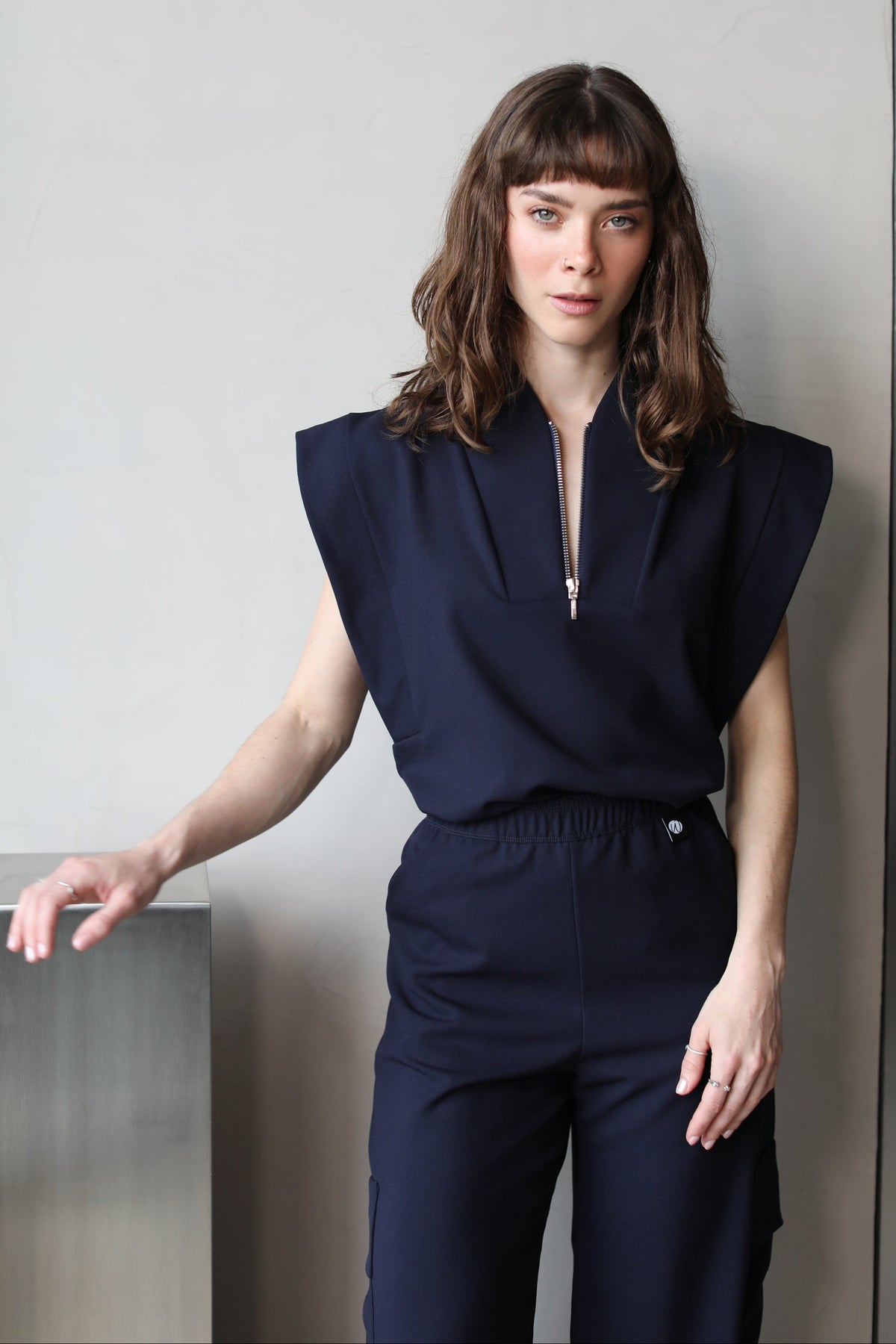 Mujer usando Filipina Kate Navy de Work & Chill