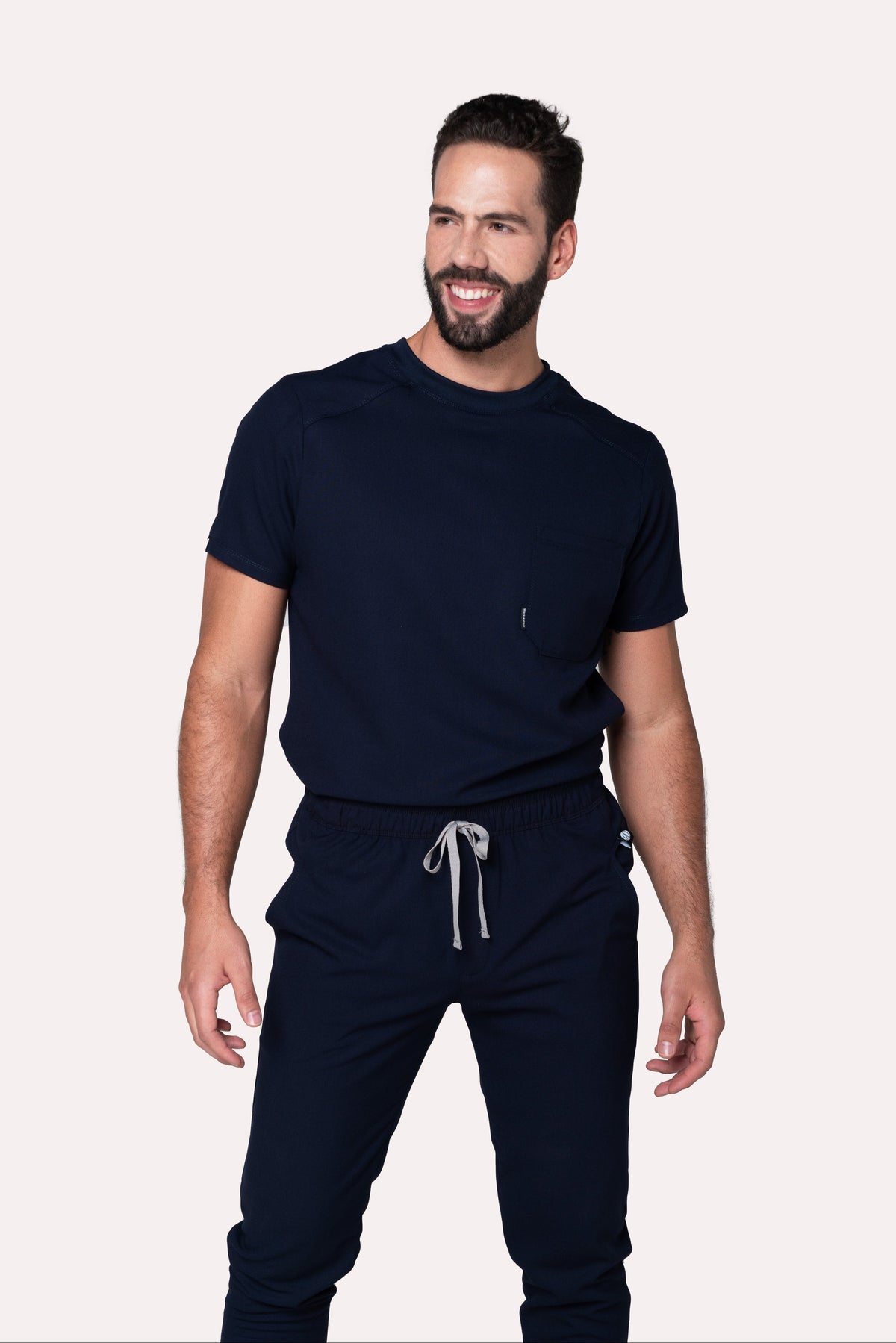 Modelo usando Filipina Sport Navy con navy pantalón