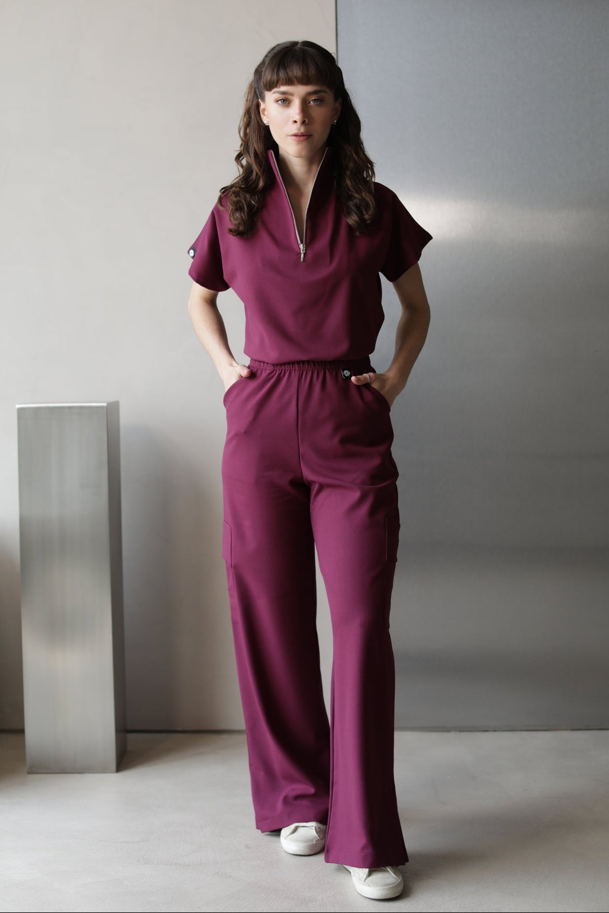 Modelo usando Filipina Victory Burgundy con pantalón