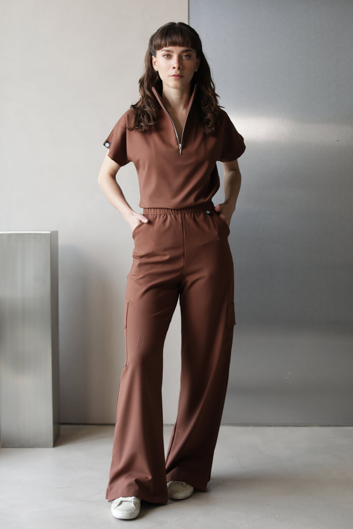 Modelo usando Filipina Victory Cocoa con pantalón
