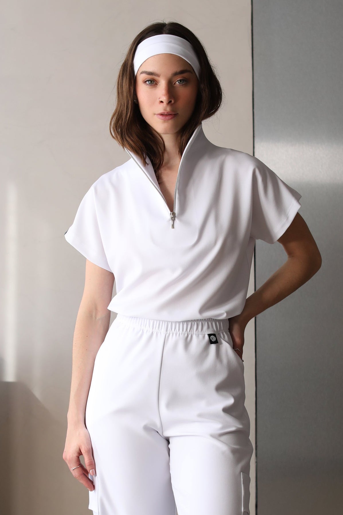 Modelo usando Filipina Victory Crystal White con pantalón