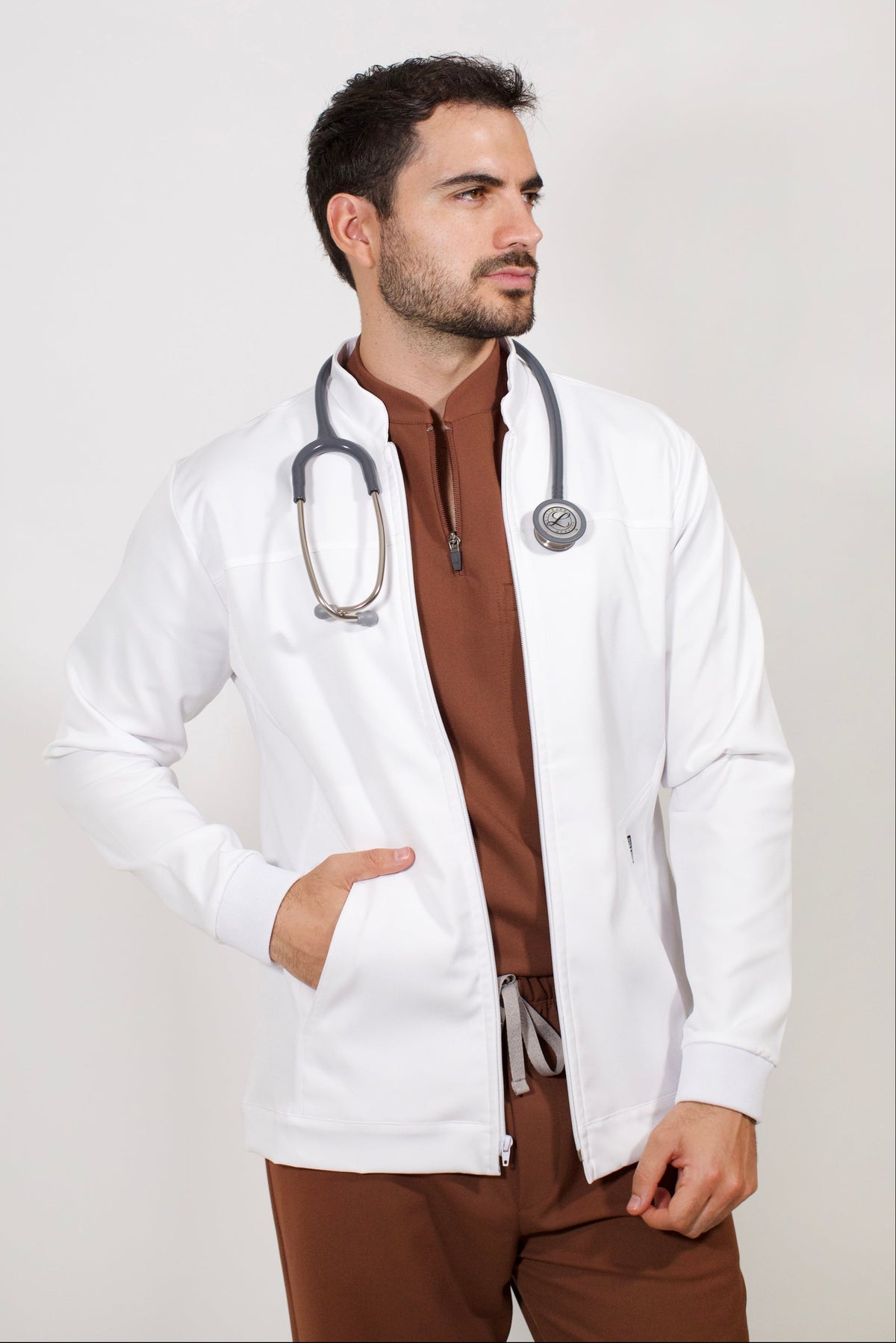 Profesional de la salud usando Bata de Trabajo Blanca para Hombre sobre Cocoa scrubs