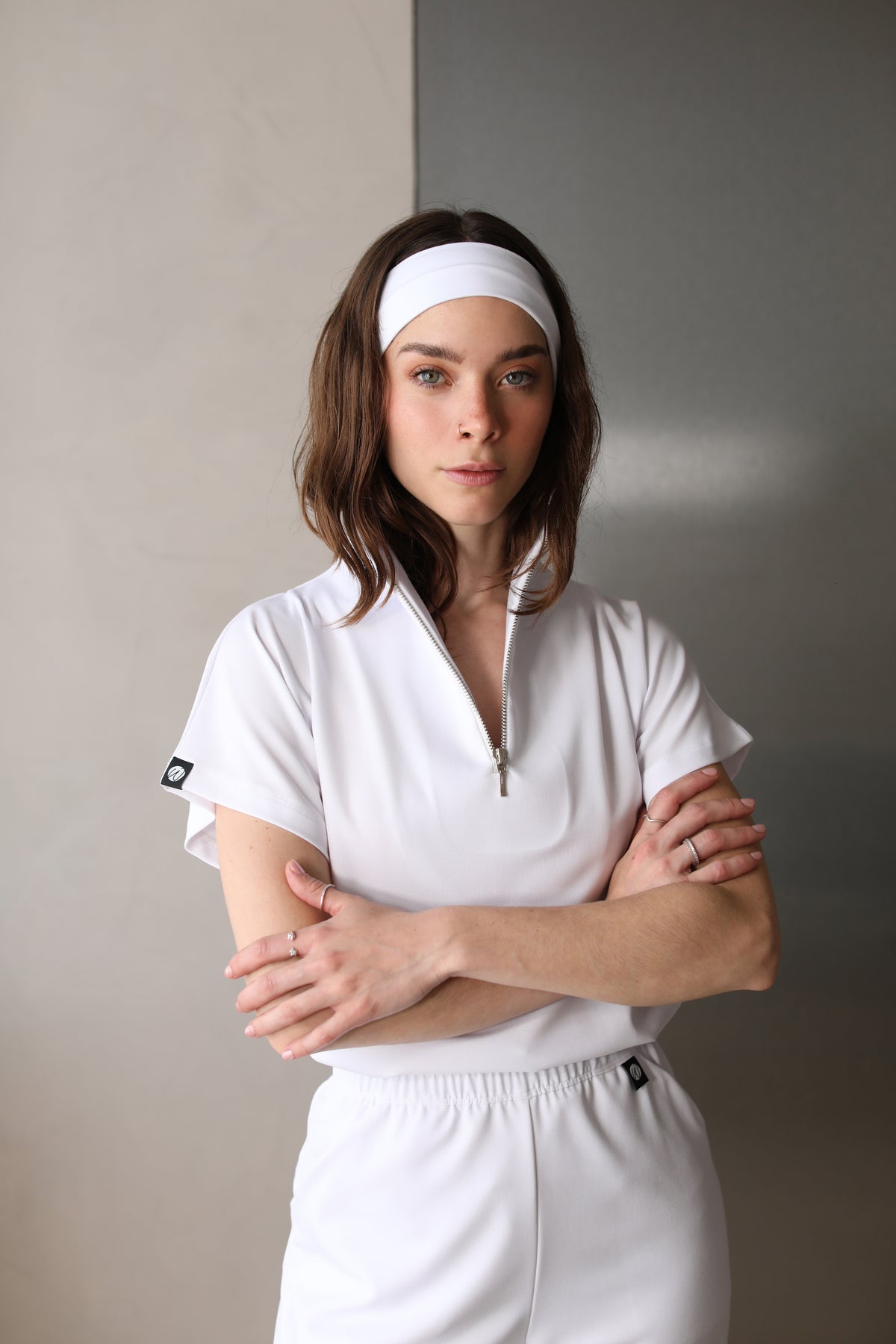 Mujer usando The Chill Band blanca con scrubs blancos