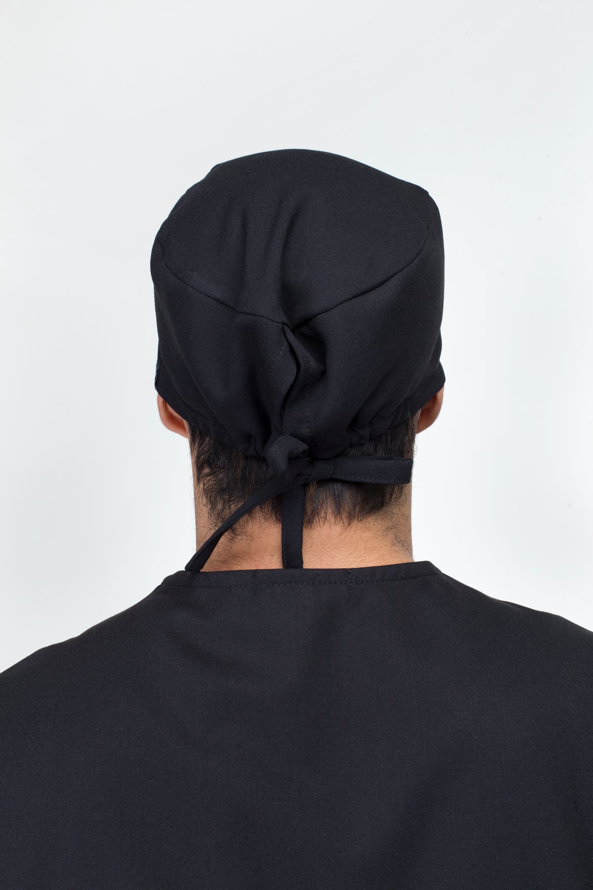 Vista posterior del Gorro Quirúrgico Negro para Hombre mostrando el ajuste posterior y la cobertura completa del cabello