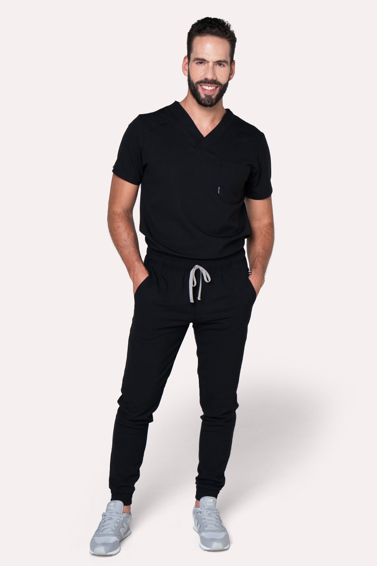 Modelo usando Pantalón Fresh Negro con Filipina Fresh