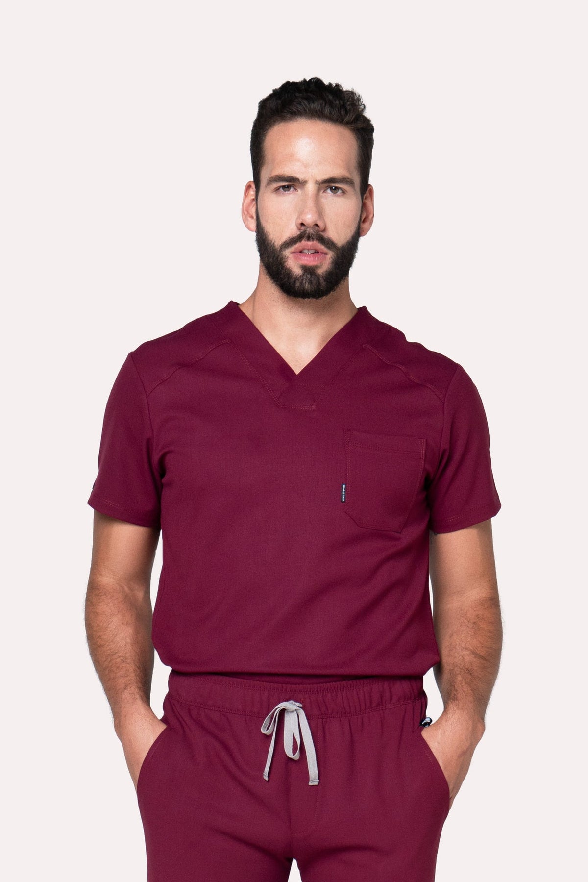 Modelo usando Filipina Fresh Burgundy con Pantalón Fresh