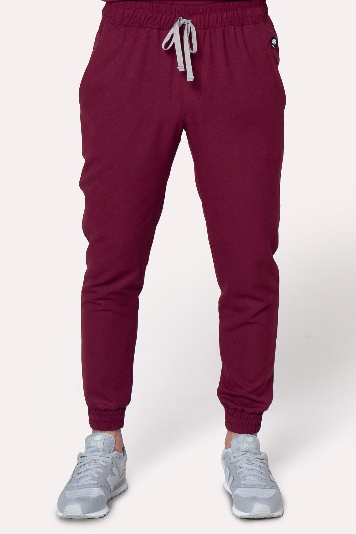 Hombre usando Pantalón Fresh Burgundy de Work & Chill