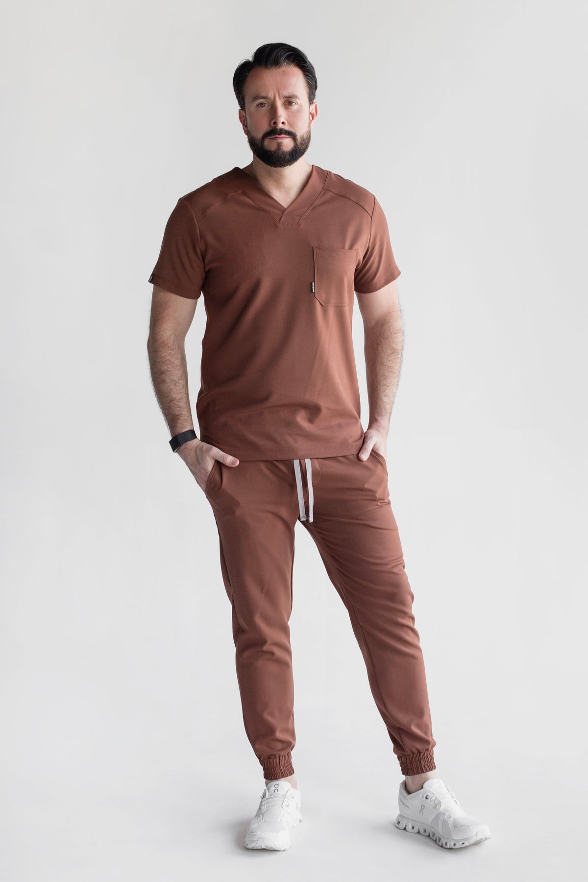 Modelo usando Pantalón Fresh Cocoa con Filipina Fresh