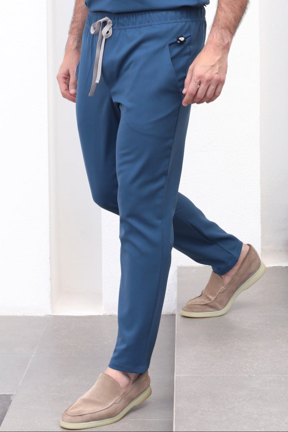 Hombre usando Pantalón Fresh Índigo de Work & Chill