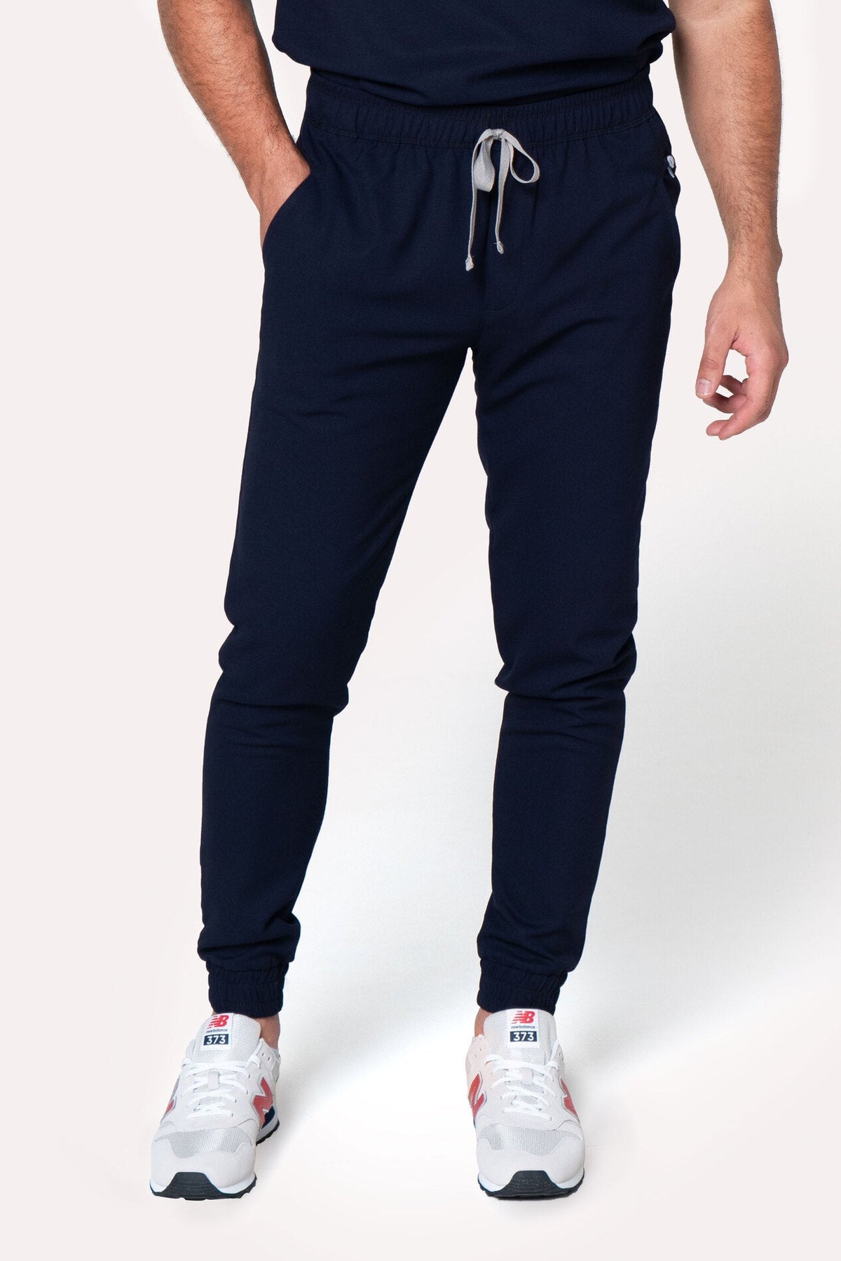 Hombre usando Pantalón Fresh Navy de Work & Chill