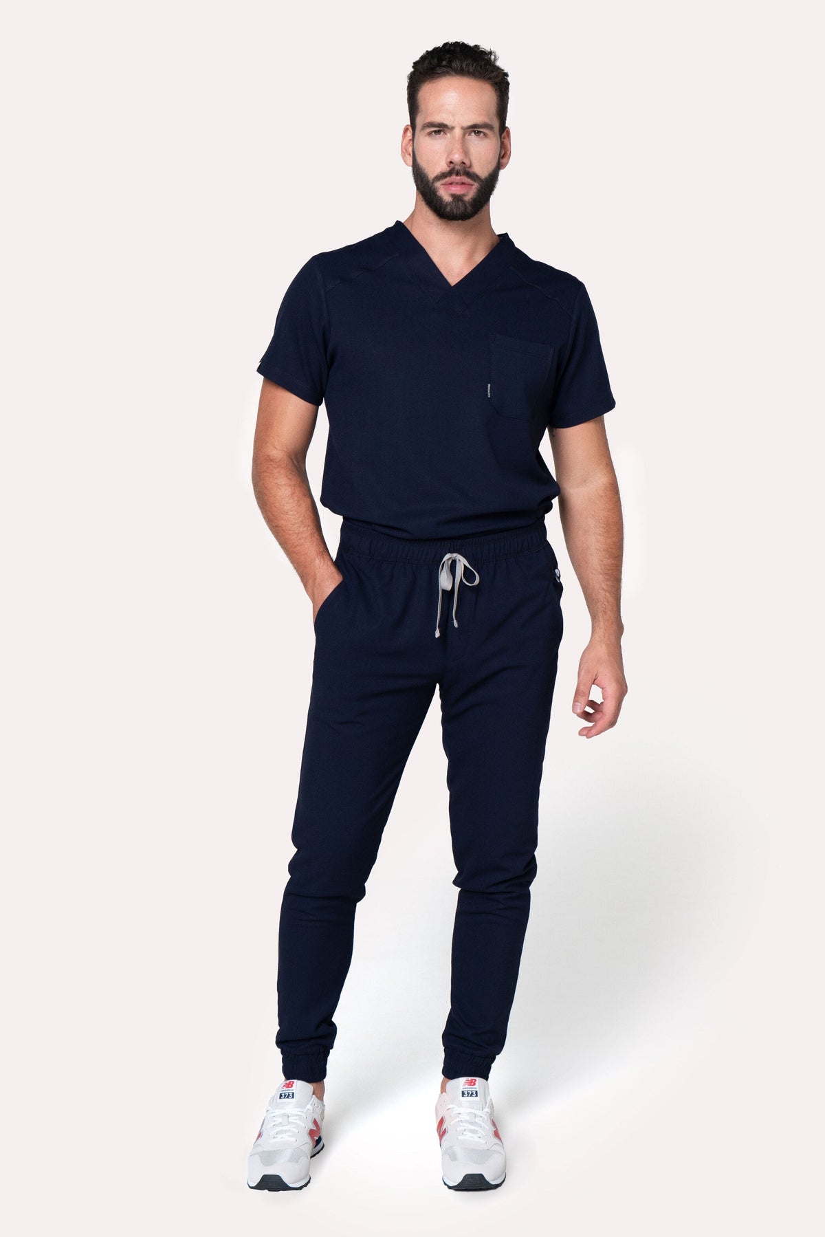 Modelo usando Pantalón Fresh Navy con Filipina Fresh