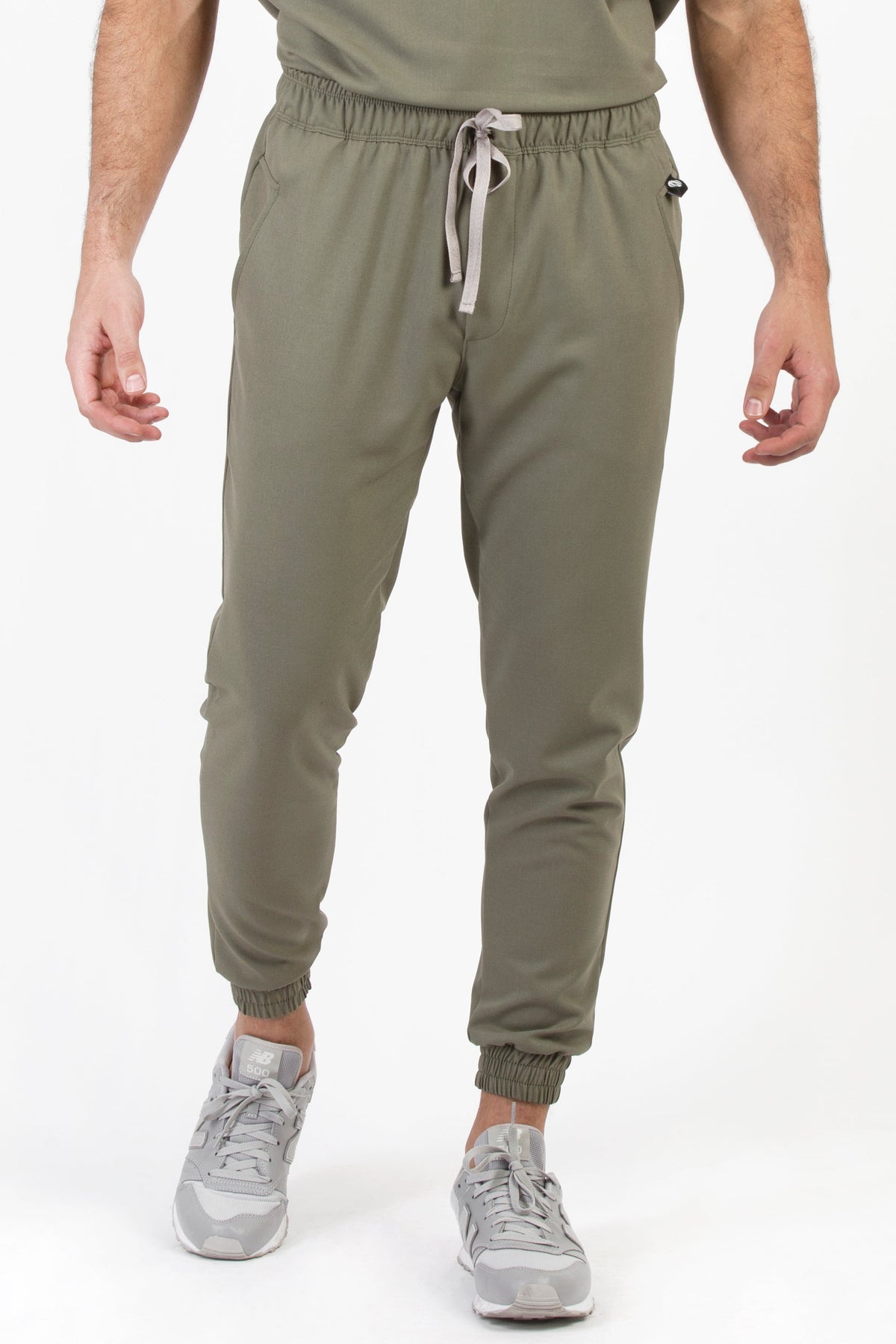 Hombre usando Pantalón Fresh Olivo de Work & Chill