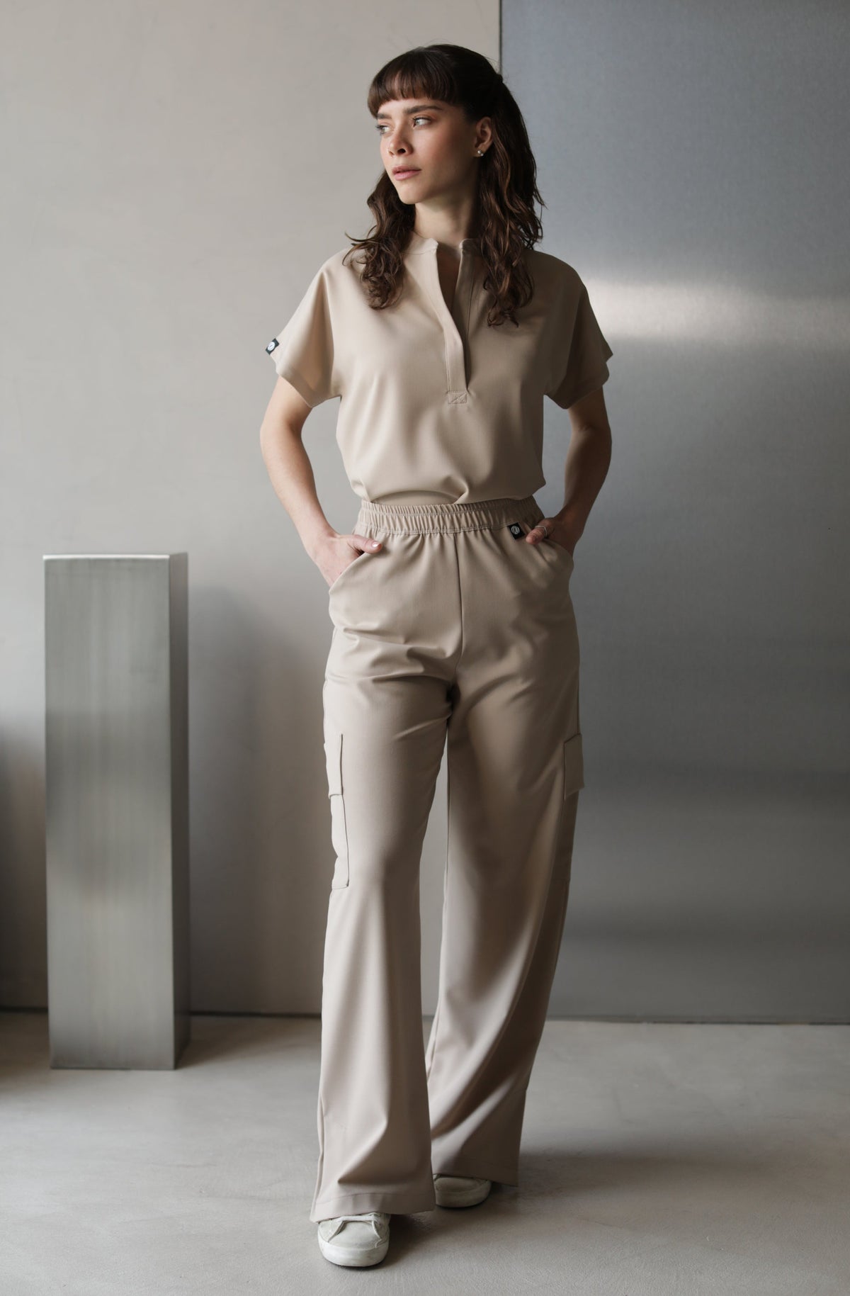 Modelo usando Filipina Glam Natural con pantalón