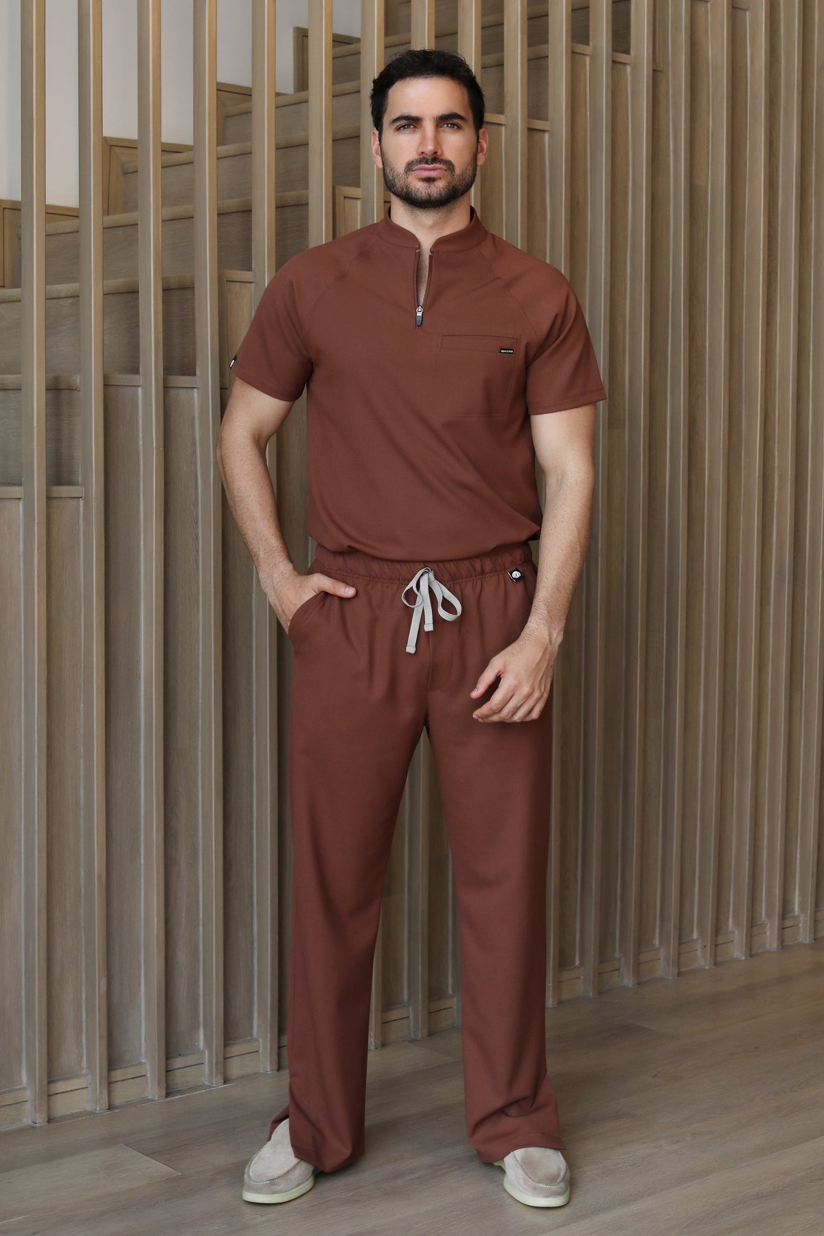 Vista de cuerpo completo de Pantalón Harry Cocoa combinado con filipina a juego.