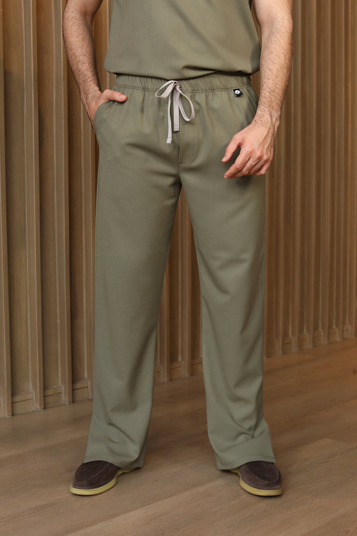 Hombre usando Pantalón Harry Olivo de Work & Chill