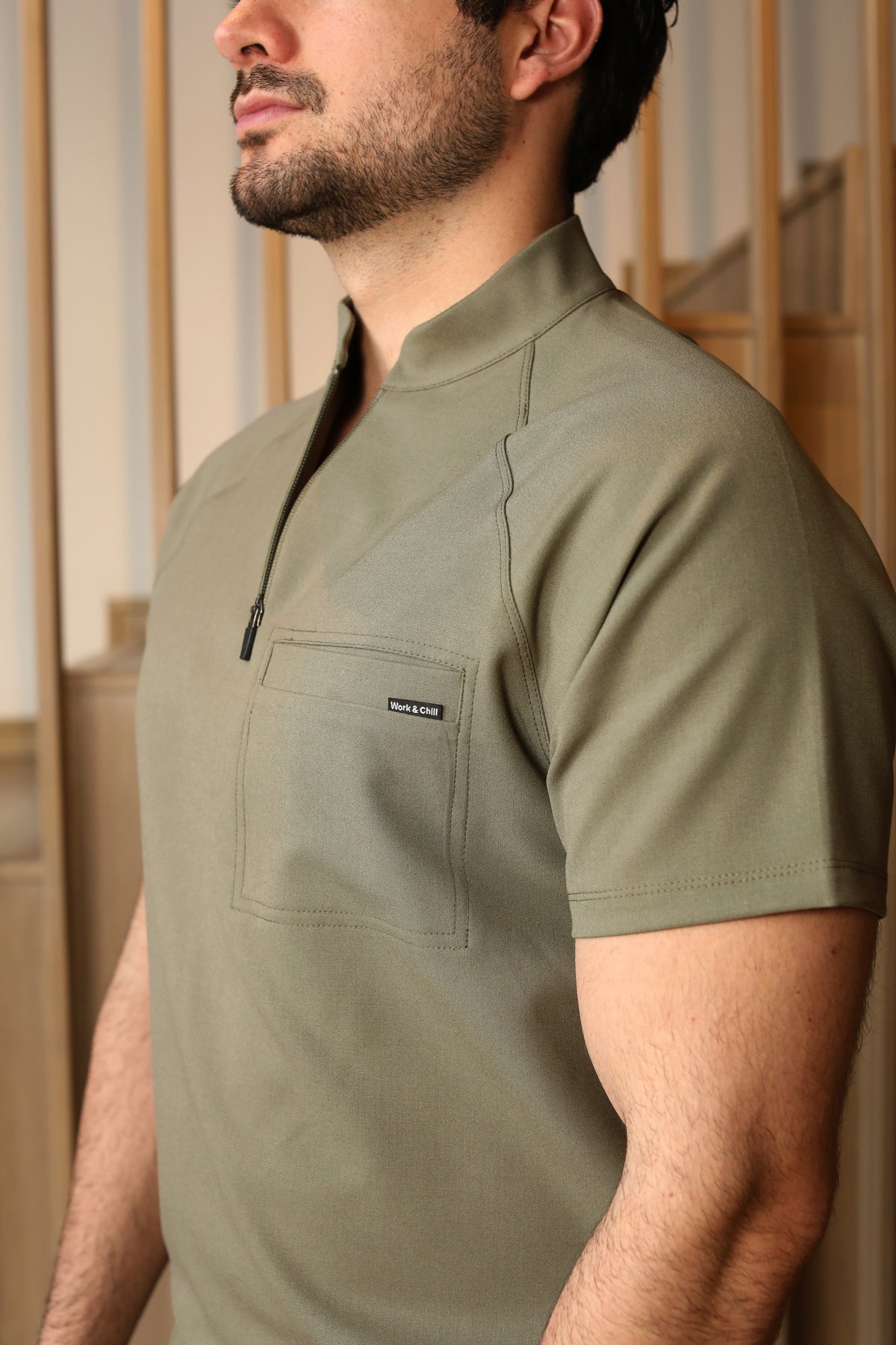 Detalle de Filipina Harry Olivo mostrando structured collar y cierre frontal.