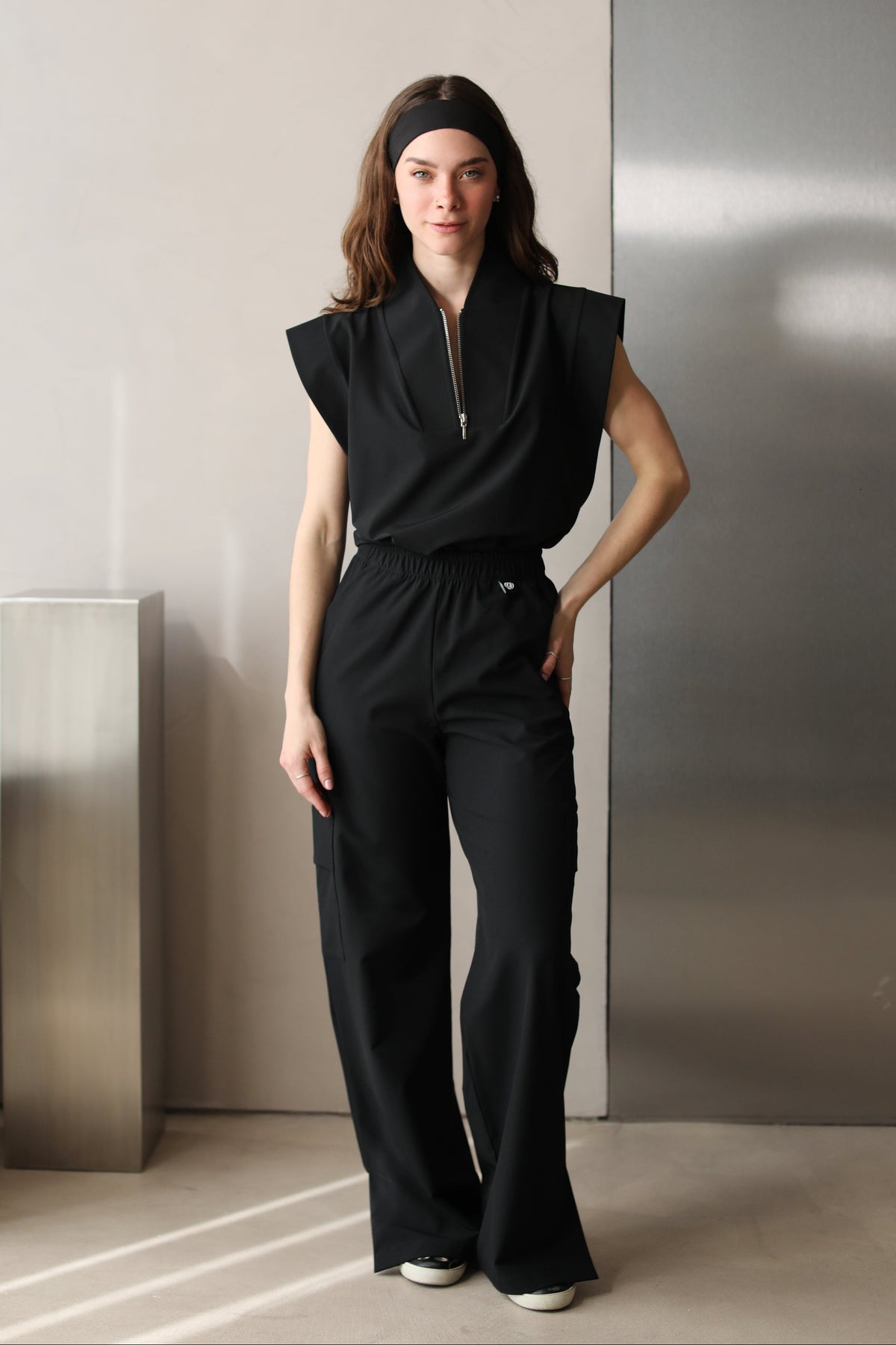 Vista frontal de cuerpo completo de una mujer usando Kate Negro W&C Shield™ pantalón con Kate Negro filipina.