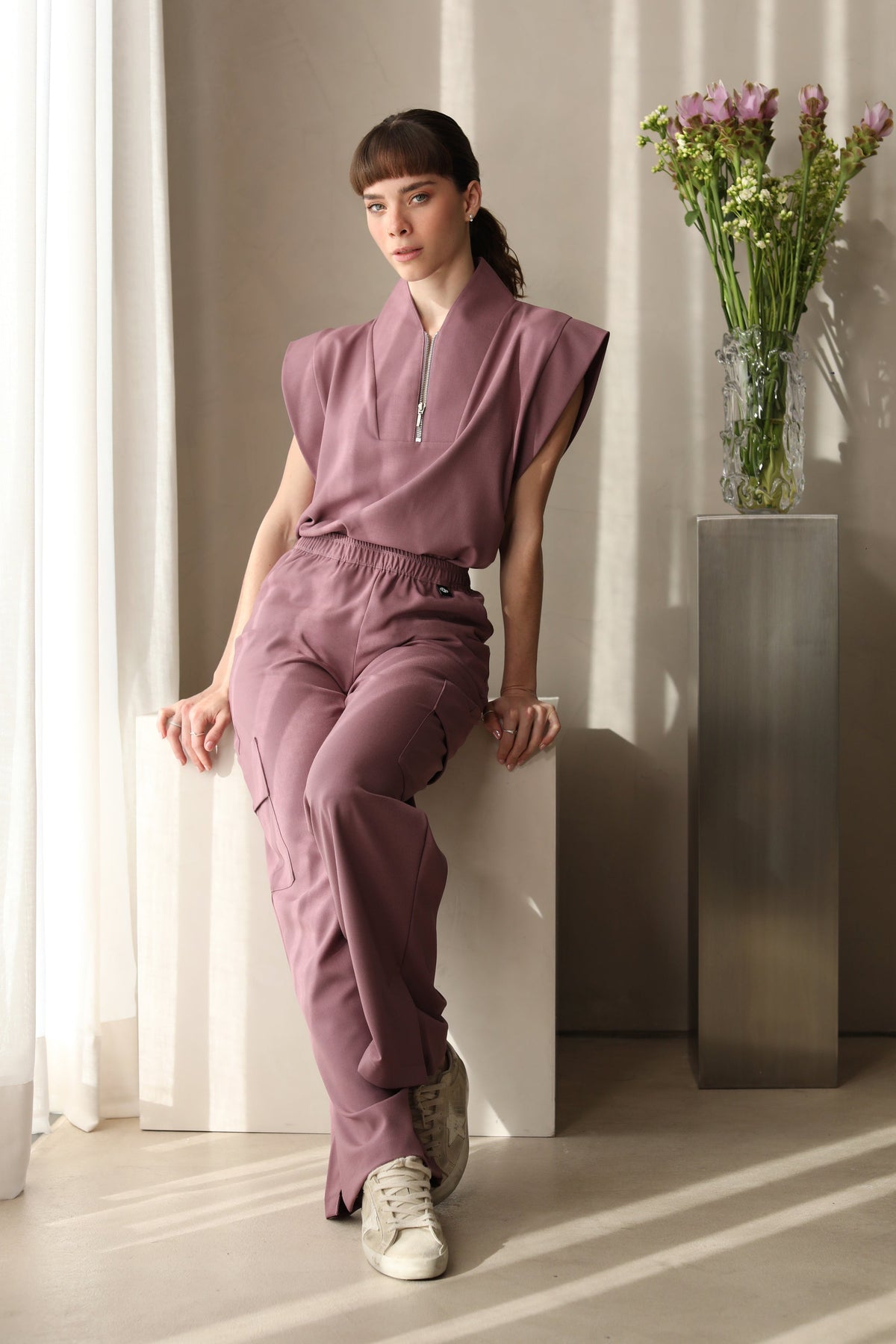 Full look of Pantalón Kate Mauve con filipina