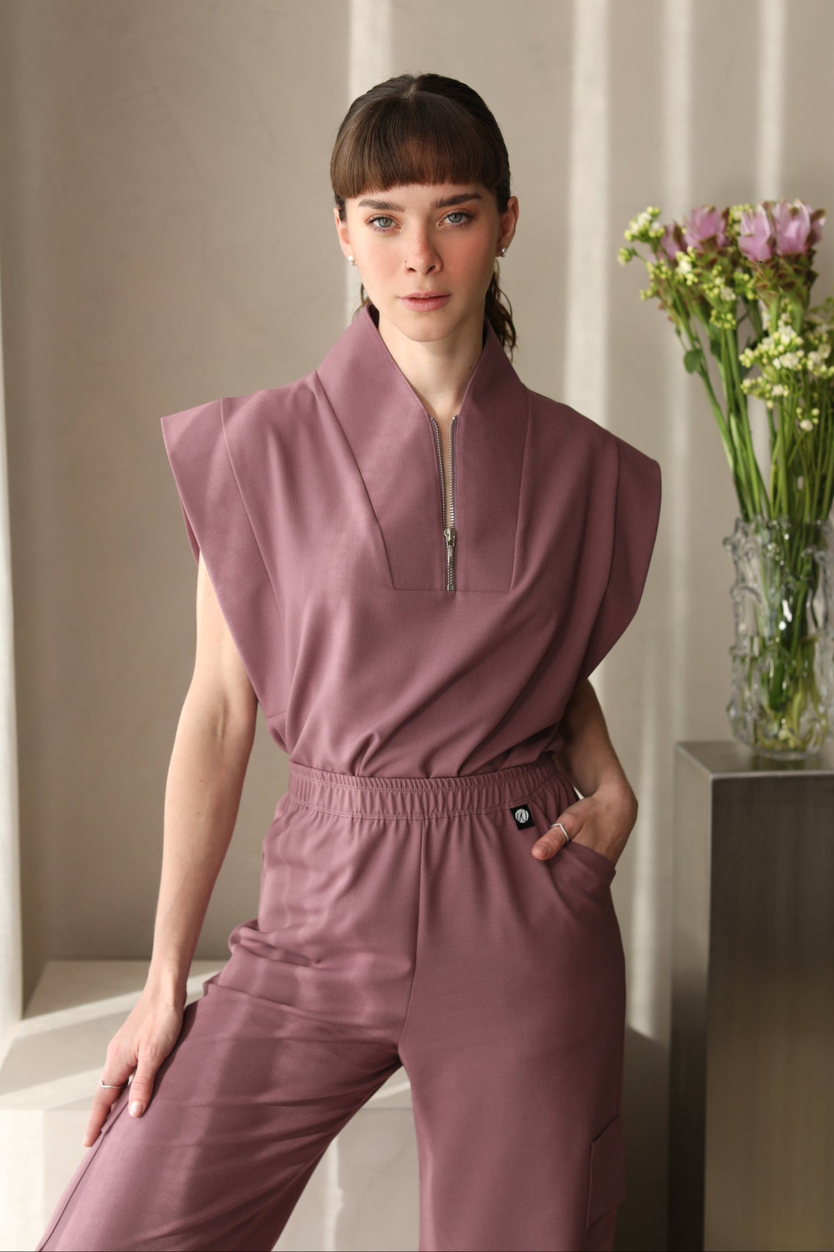 Full look of Filipina Kate Mauve con pantalón