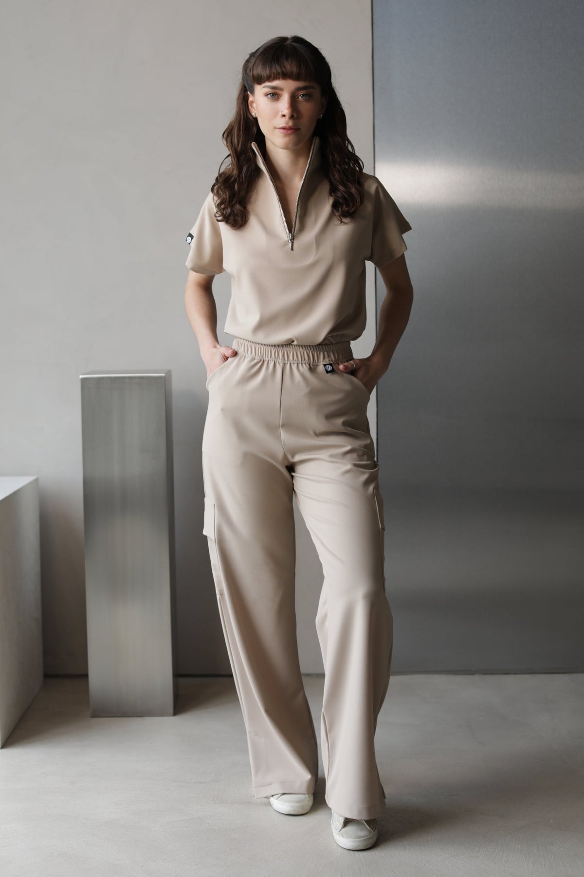 Modelo usando Filipina Victory Natural con pantalón
