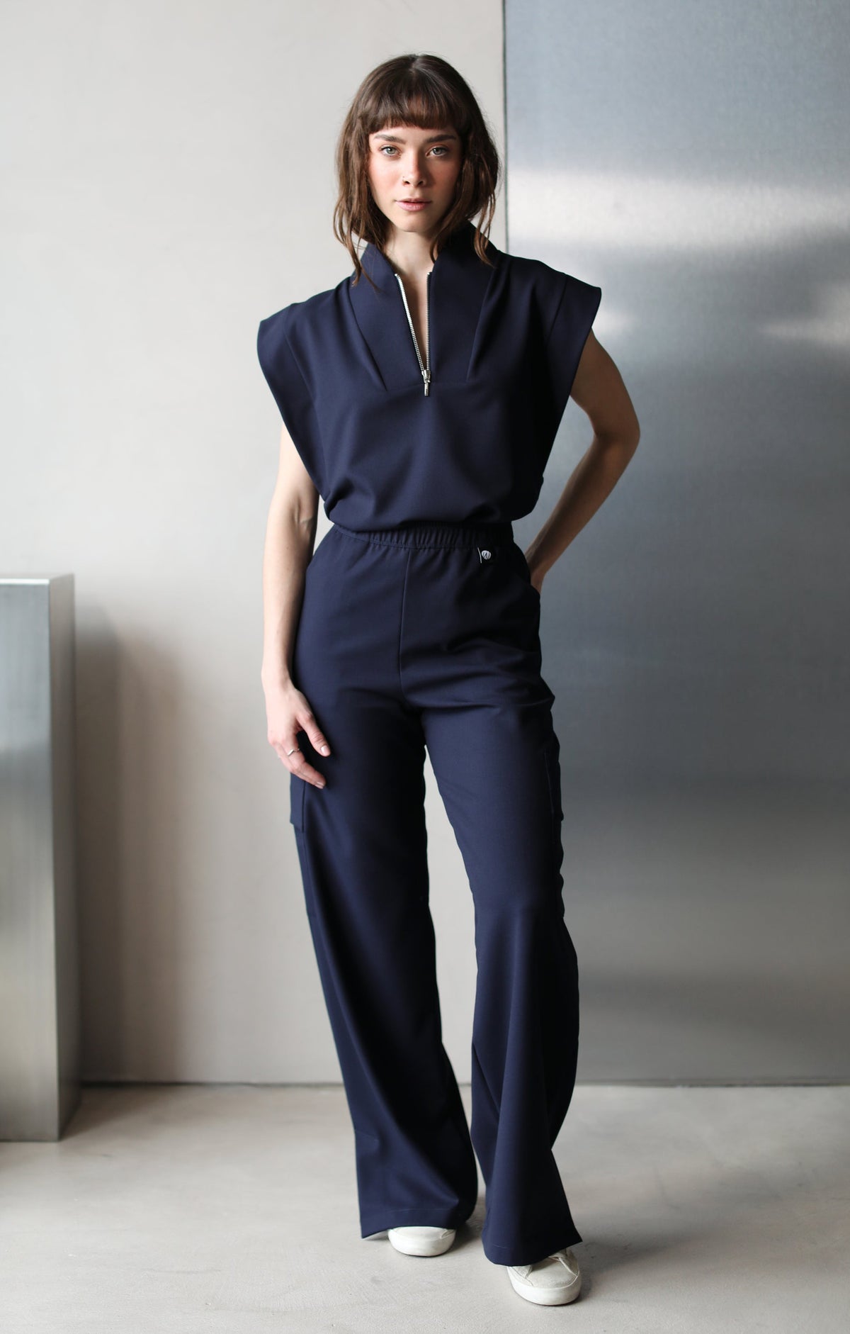 Modelo usando Pantalón Kate Navy con filipina