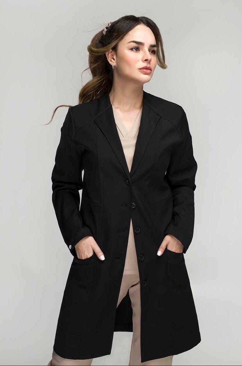 Mujer usando Bata Médica Negra para Mujer de Work & Chill