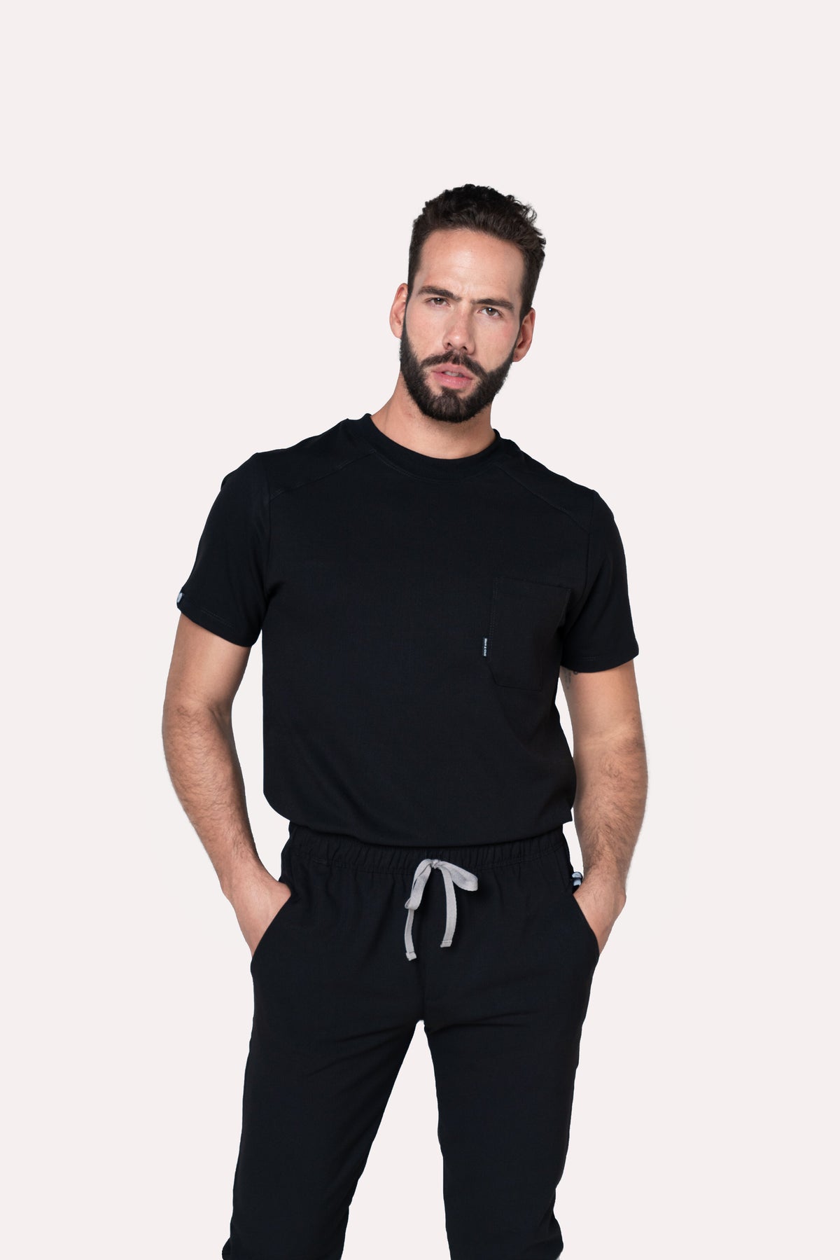 Hombre usando Filipina Sport Negro de Work & Chill