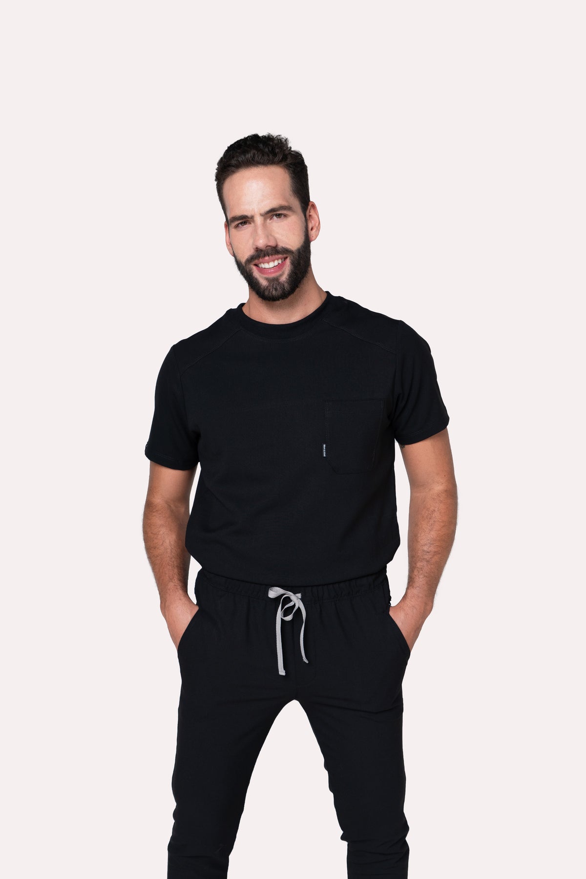 Modelo usando Filipina Sport Negro con pantalón negro