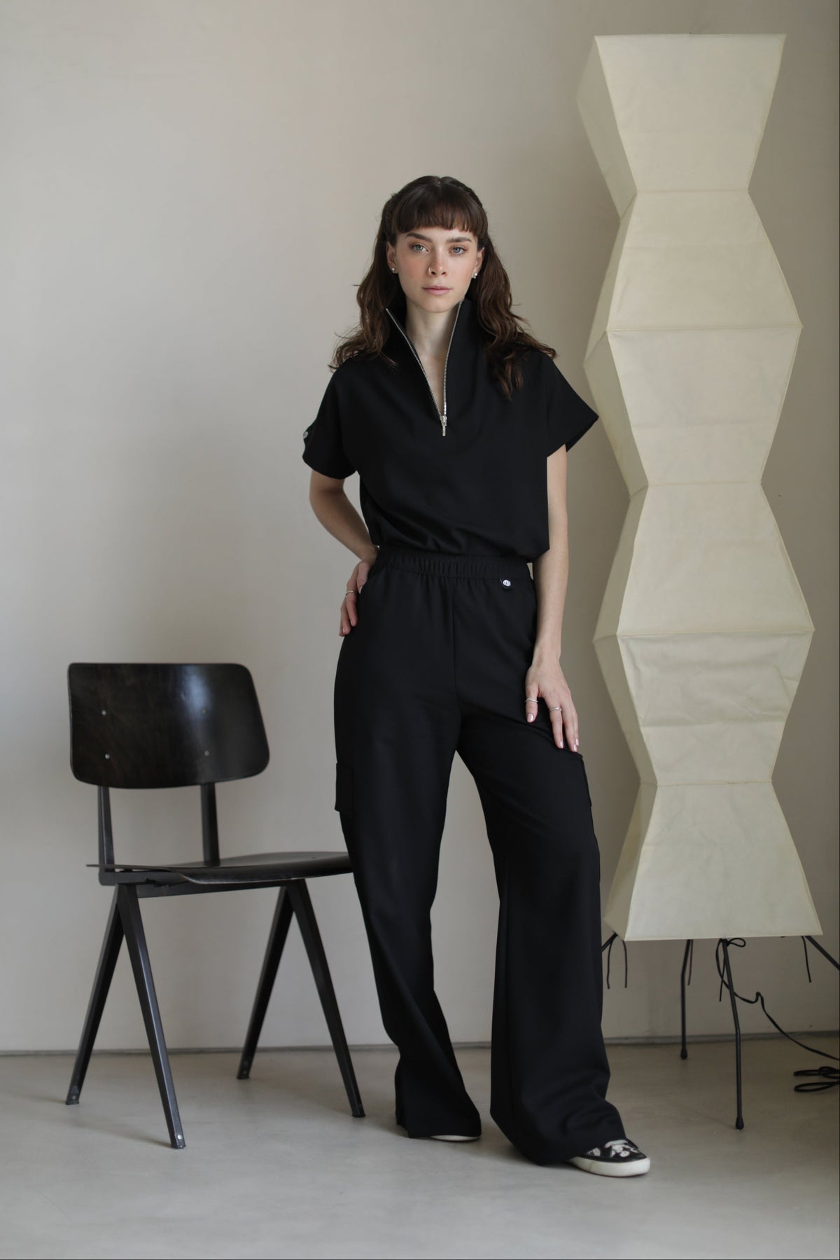 Modelo usando Filipina Victory Negro con pantalón