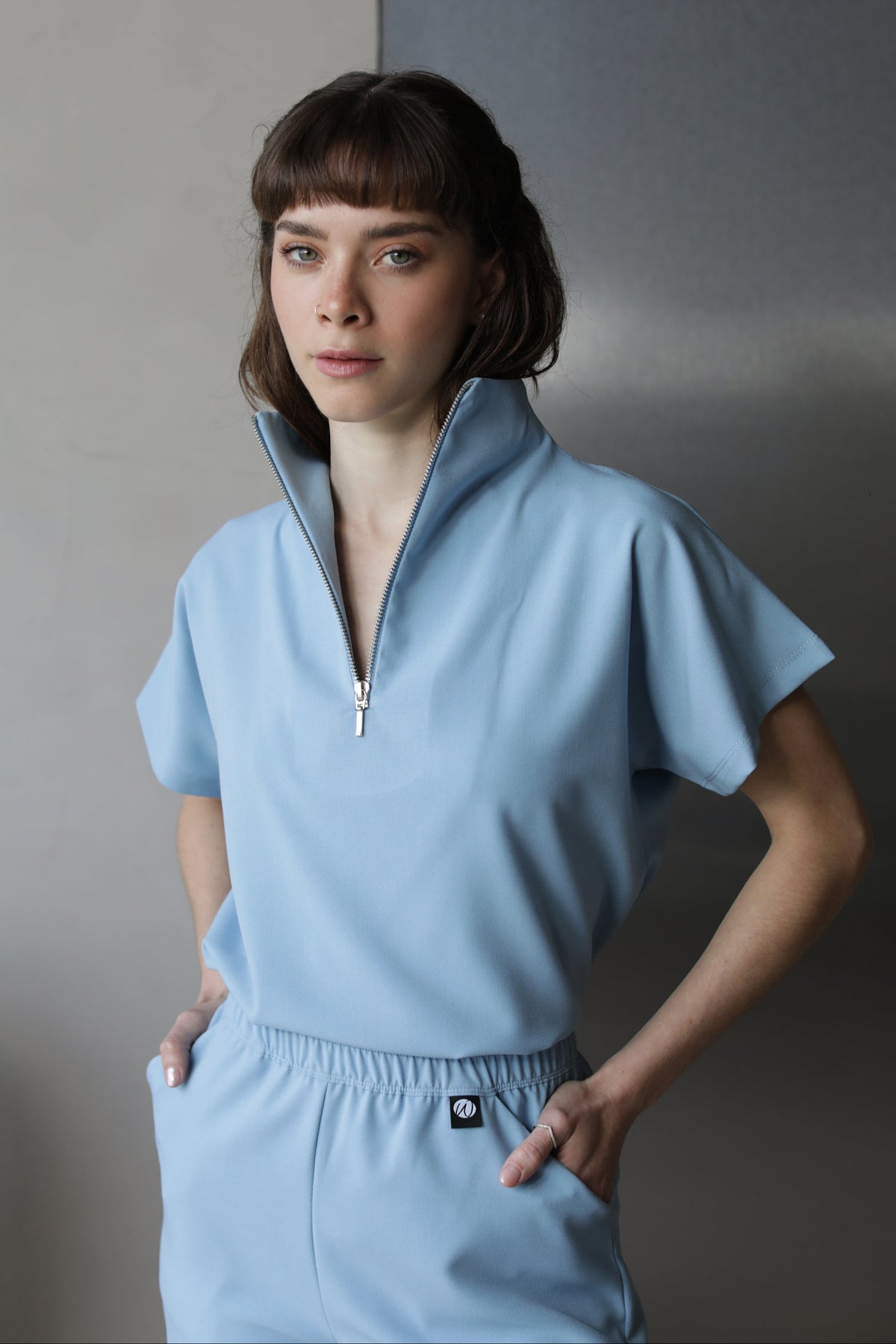 Mujer usando Filipina Victory Dream Blue de Work & Chill