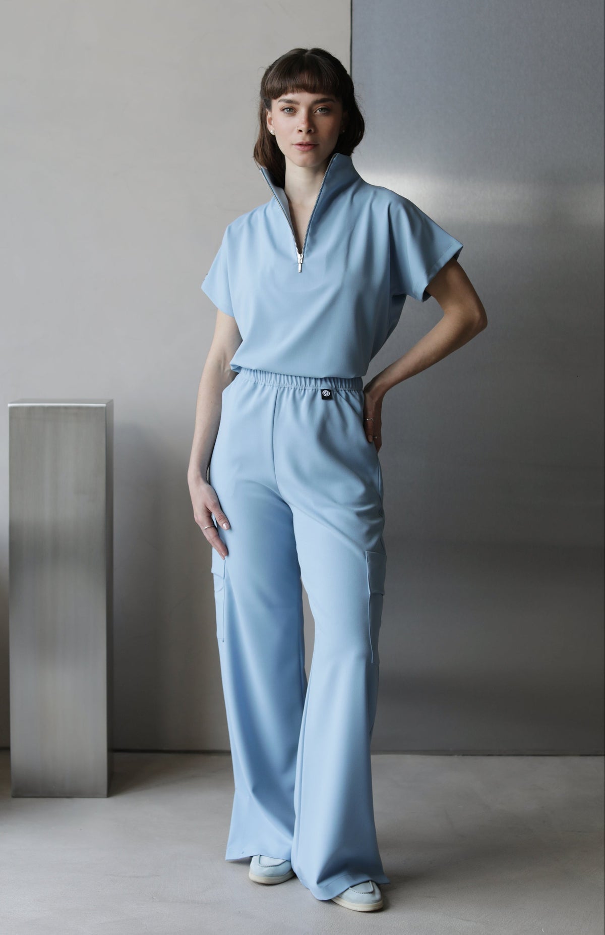 Modelo usando Filipina Victory Dream Blue con pantalón