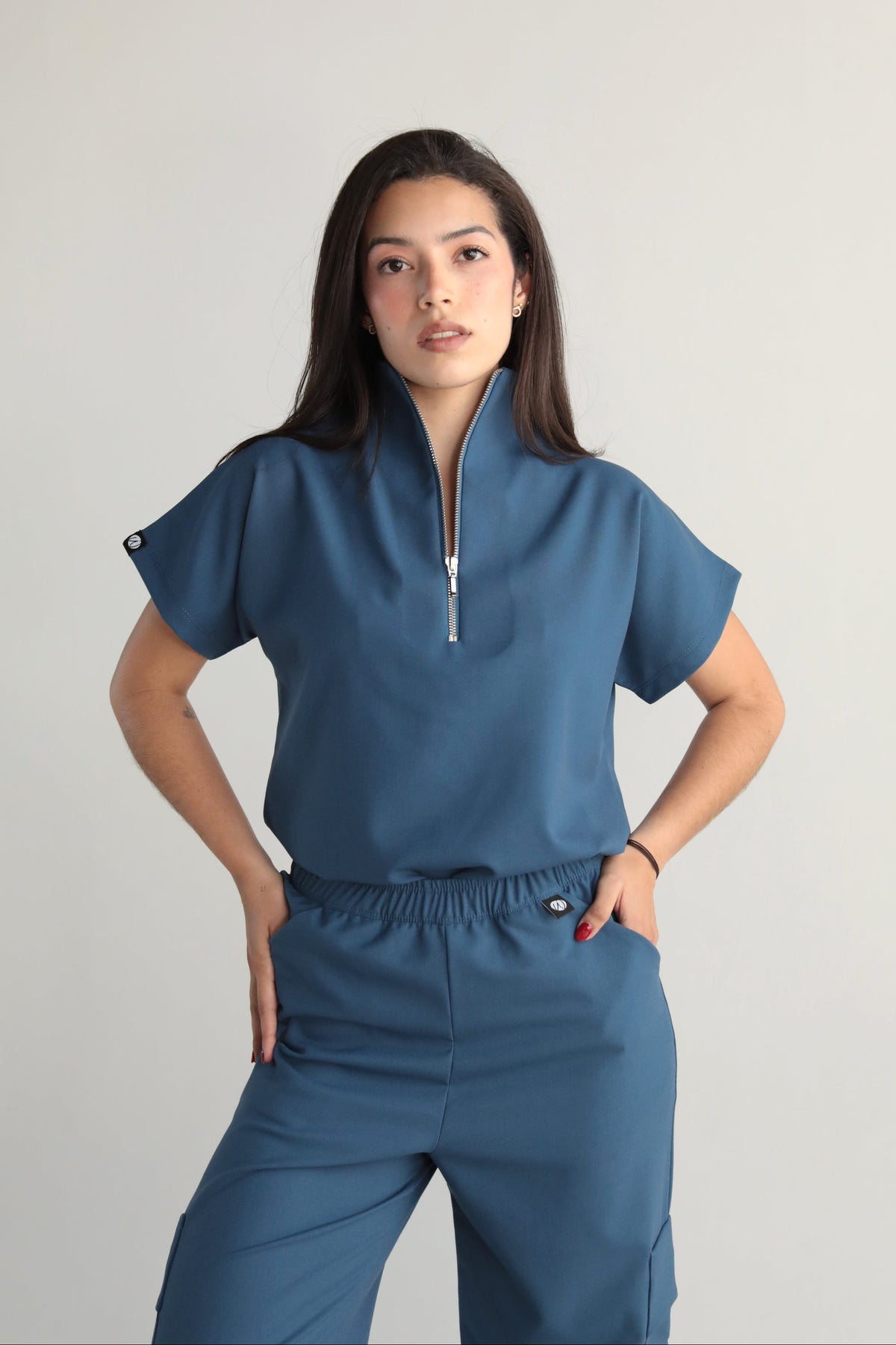 Mujer usando Filipina Victory Índigo de Work & Chill