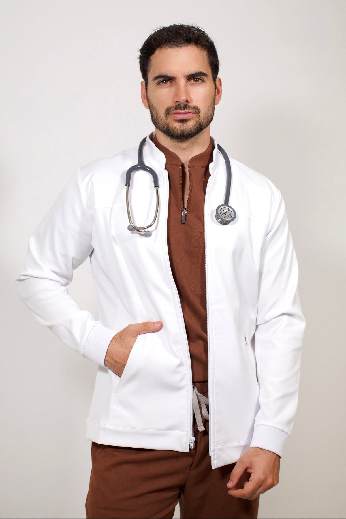 Hombre usando Bata de Trabajo Blanca para Hombre de Work & Chill